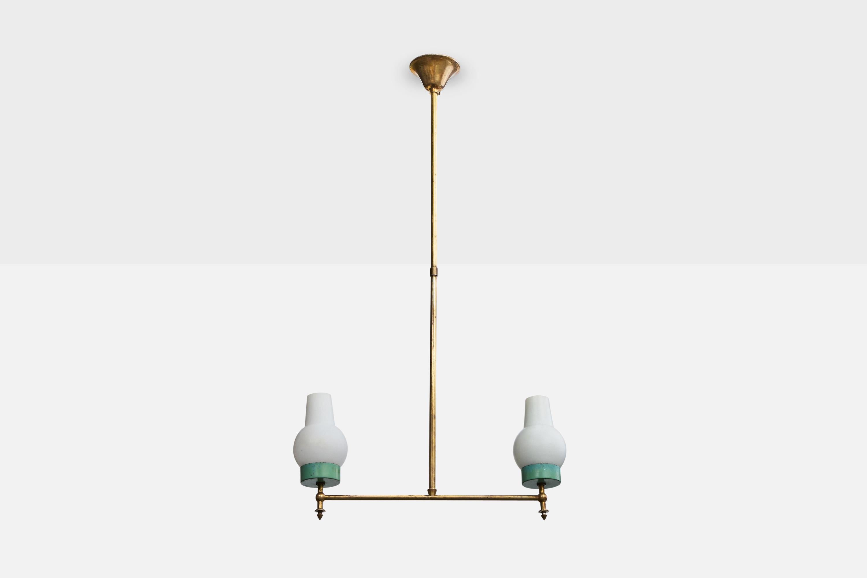 Kronleuchter aus Messing, grün lackiertem Metall und weißem Opalglas, ca. 1950er Jahre.

Mäßige Oxidation im gesamten Inventar. 

Die Arme sind leicht angewinkelt, Bilder studieren.

Gesamtabmessungen (Zoll): 28,0 
