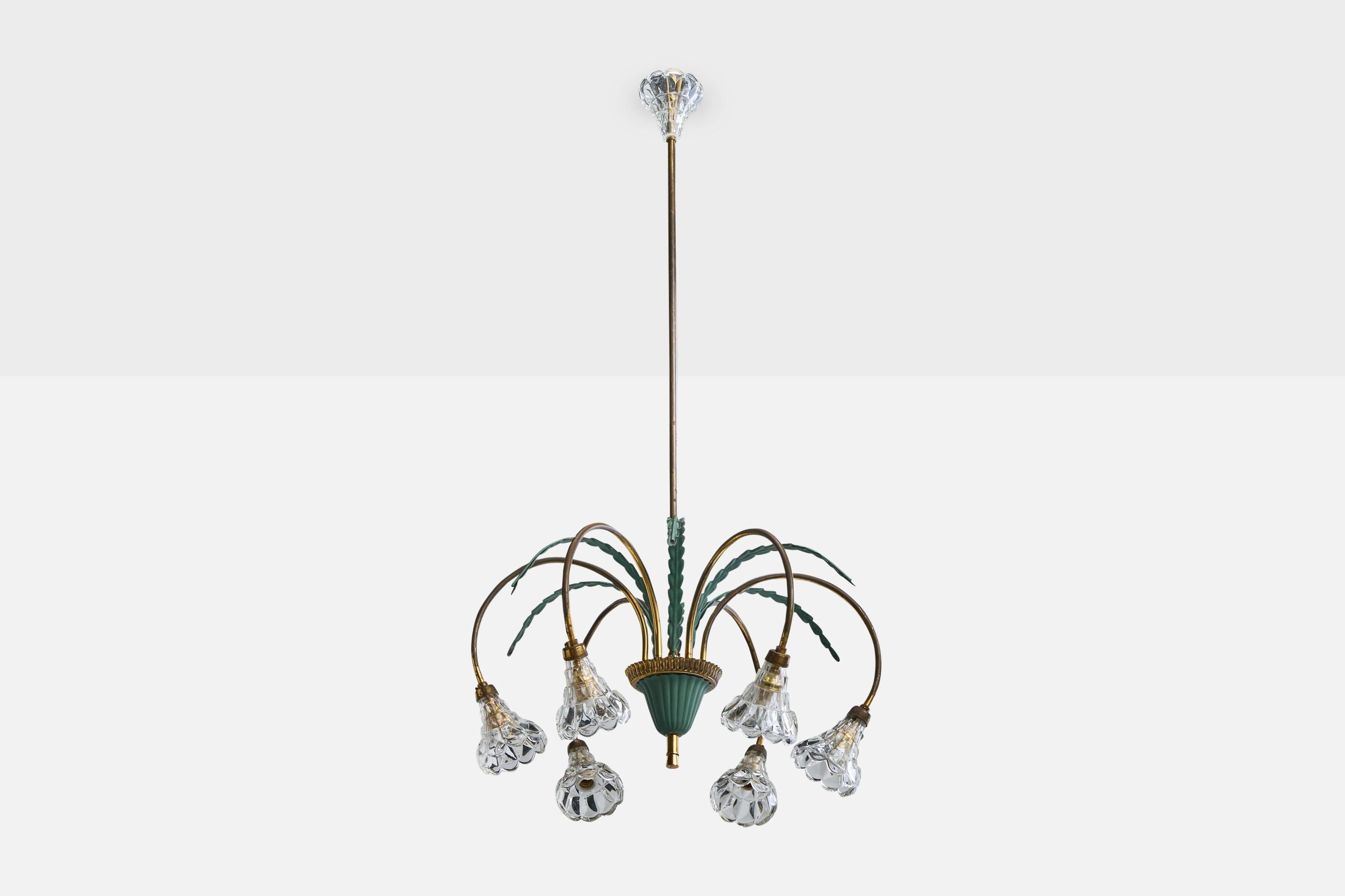 Araña de latón, metal lacado en verde y cristal, probablemente diseñada y fabricada en Italia, c. 1960.

Dimensiones totales (pulgadas): 37,0 