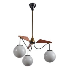 Diseñador italiano, lámpara de araña, latón, madera, metal, cristal, Italia, década de 1950