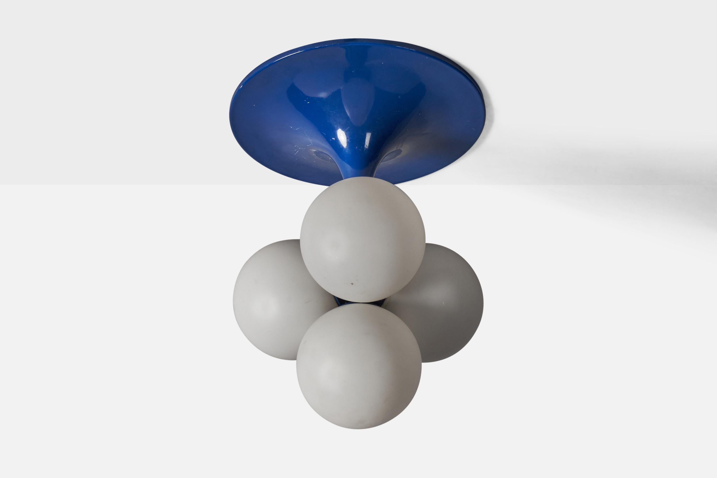 Kronleuchter aus blau lackiertem Metall und Milchglas, entworfen und hergestellt in Italien, ca. 1960er Jahre.

Gesamtabmessungen (Zoll): 21,25