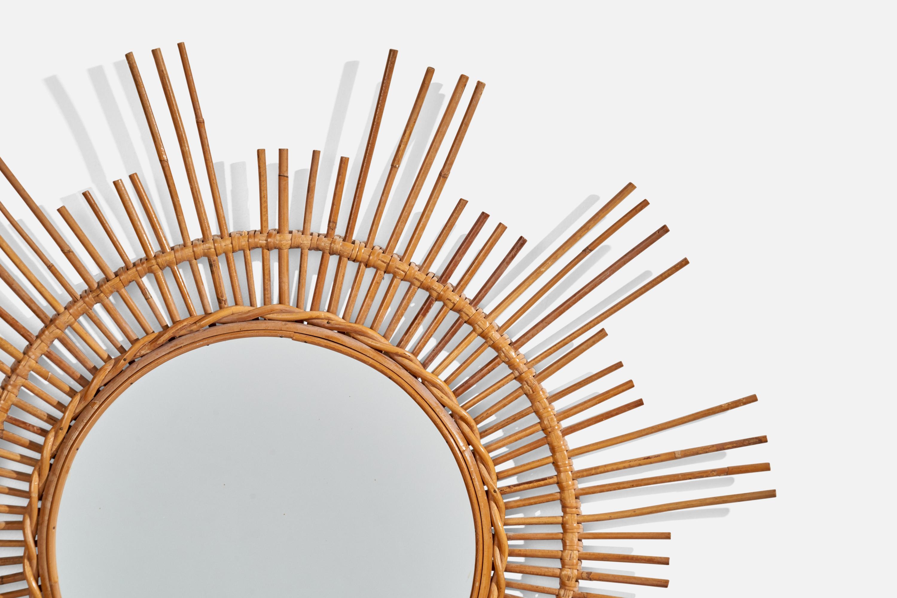 Milieu du XXe siècle Designer italien, miroir mural circulaire, rotin, verre de miroir, Italie, vers les années 1950 en vente