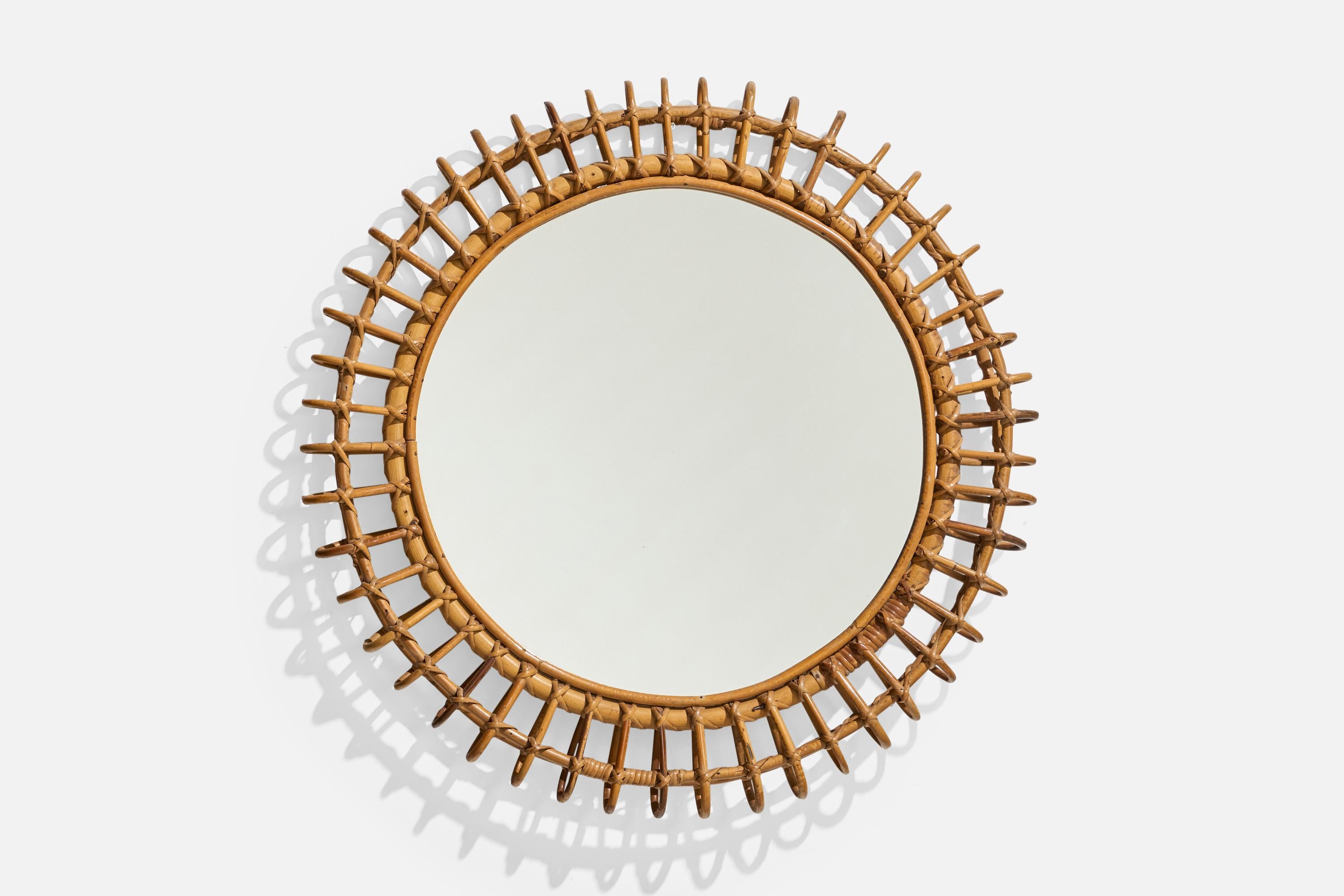Ein runder Wandspiegel aus Rattan, entworfen und hergestellt von einem italienischen Designer, Italien, 1950er-1960er Jahre.
 