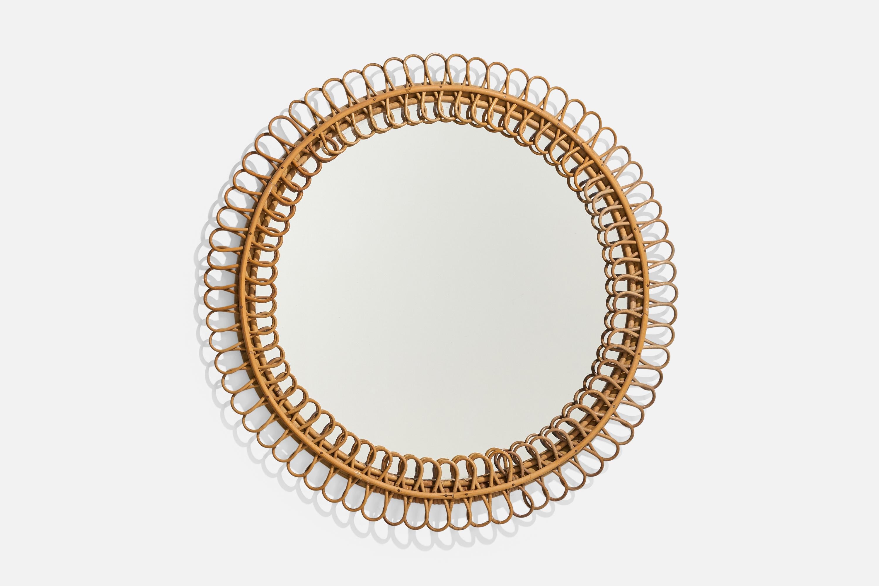 Espejo de pared circular de ratán, diseñado y fabricado por un diseñador italiano, Italia, años 50-60.
 