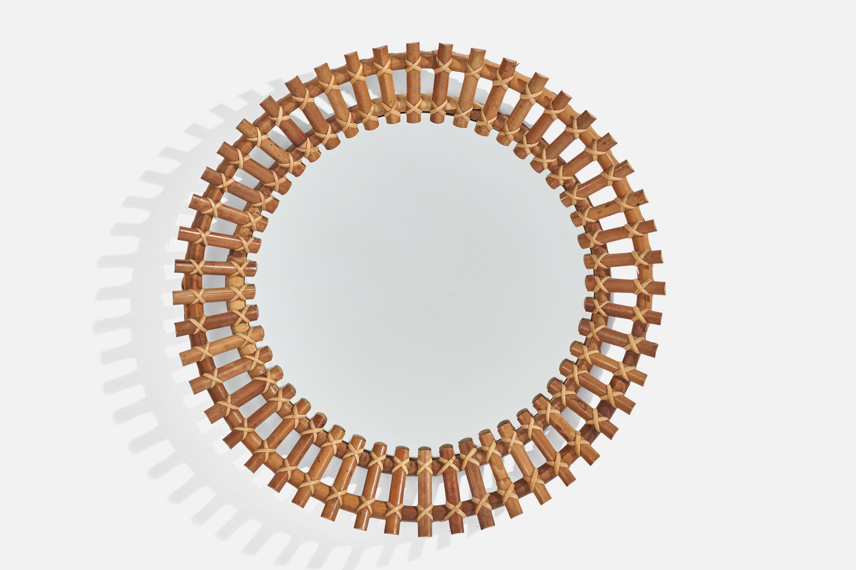 Miroir mural circulaire en rotin conçu et produit par un designer italien, Italie, années 1950-1960.
 