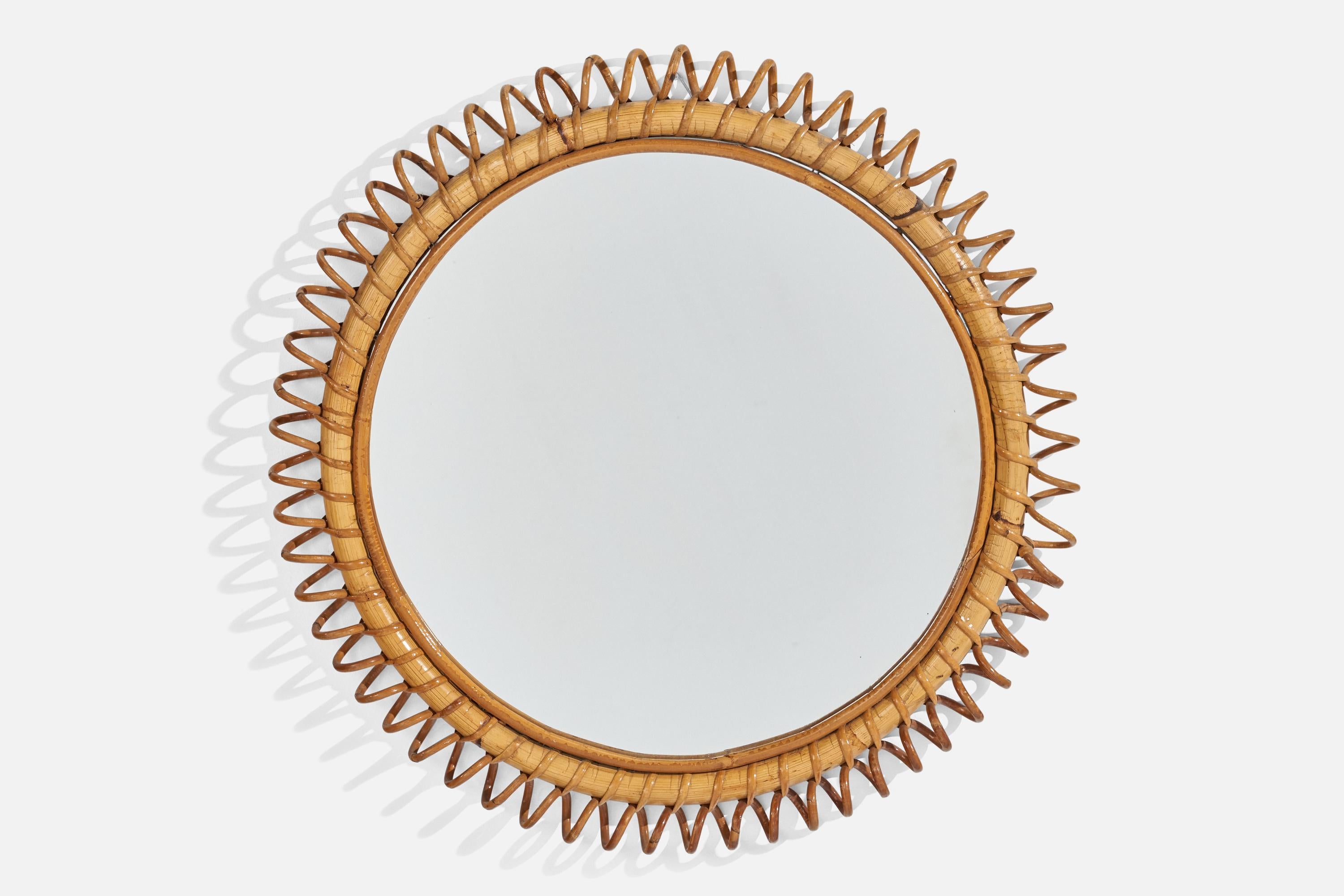 Specchio da parete circolare in rattan disegnato e prodotto da un designer italiano, Italia, anni 1950-1960.
 
