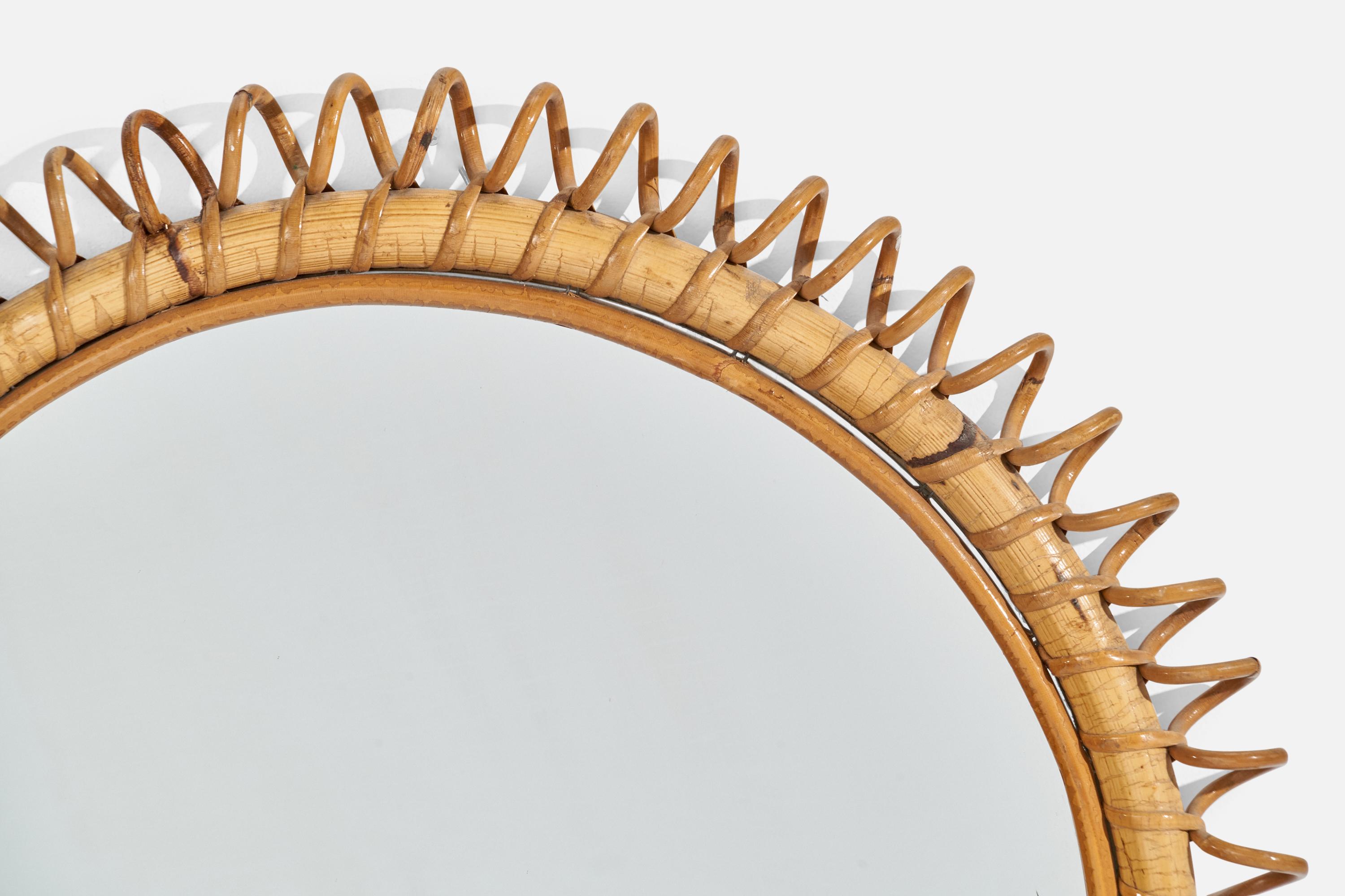 Specchio da parete circolare di design italiano, rattan, vetro a specchio, Italia, 1950 ca. In condizioni buone in vendita a High Point, NC