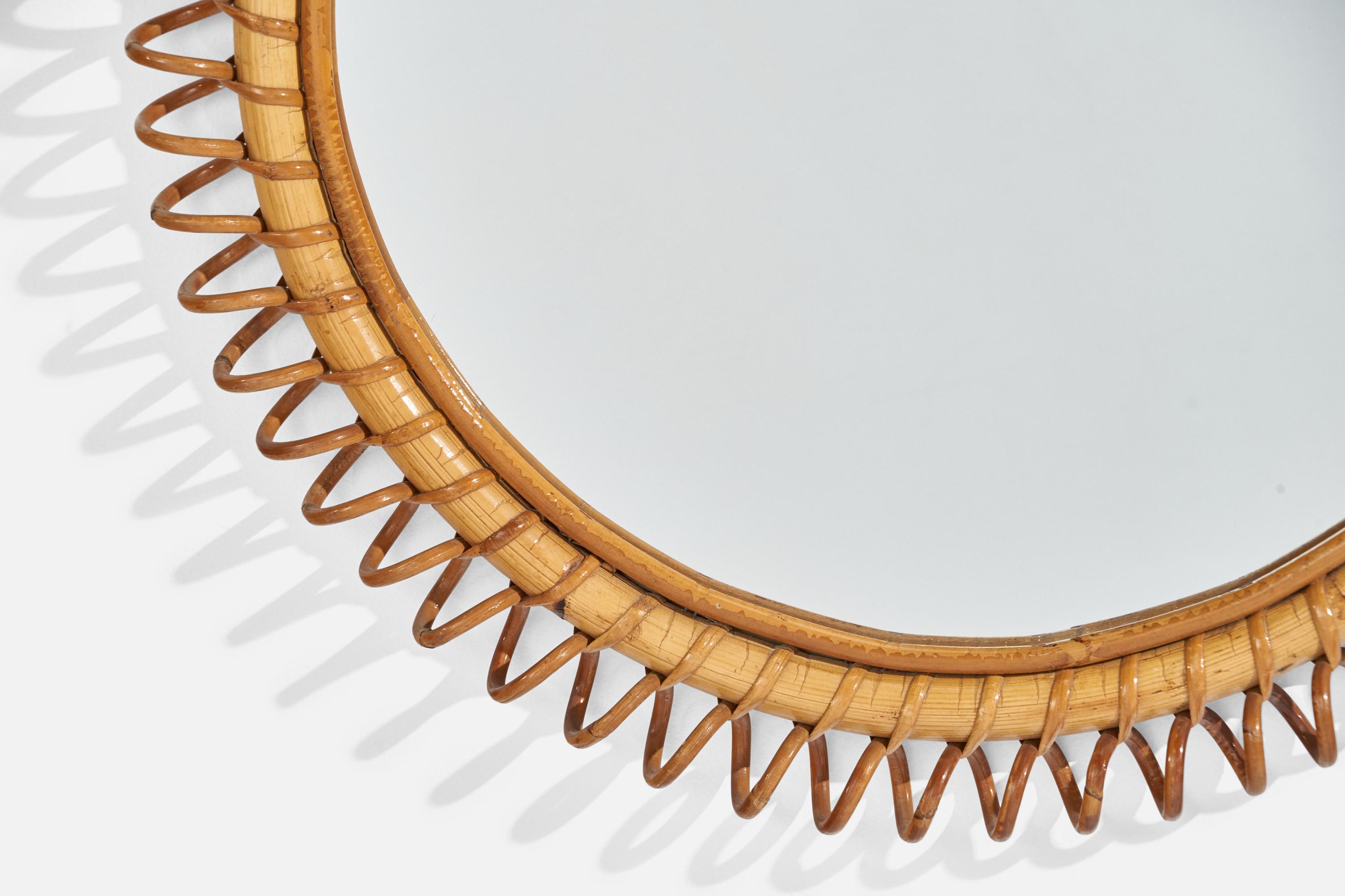 Metà XX secolo Specchio da parete circolare di design italiano, rattan, vetro a specchio, Italia, 1950 ca. in vendita
