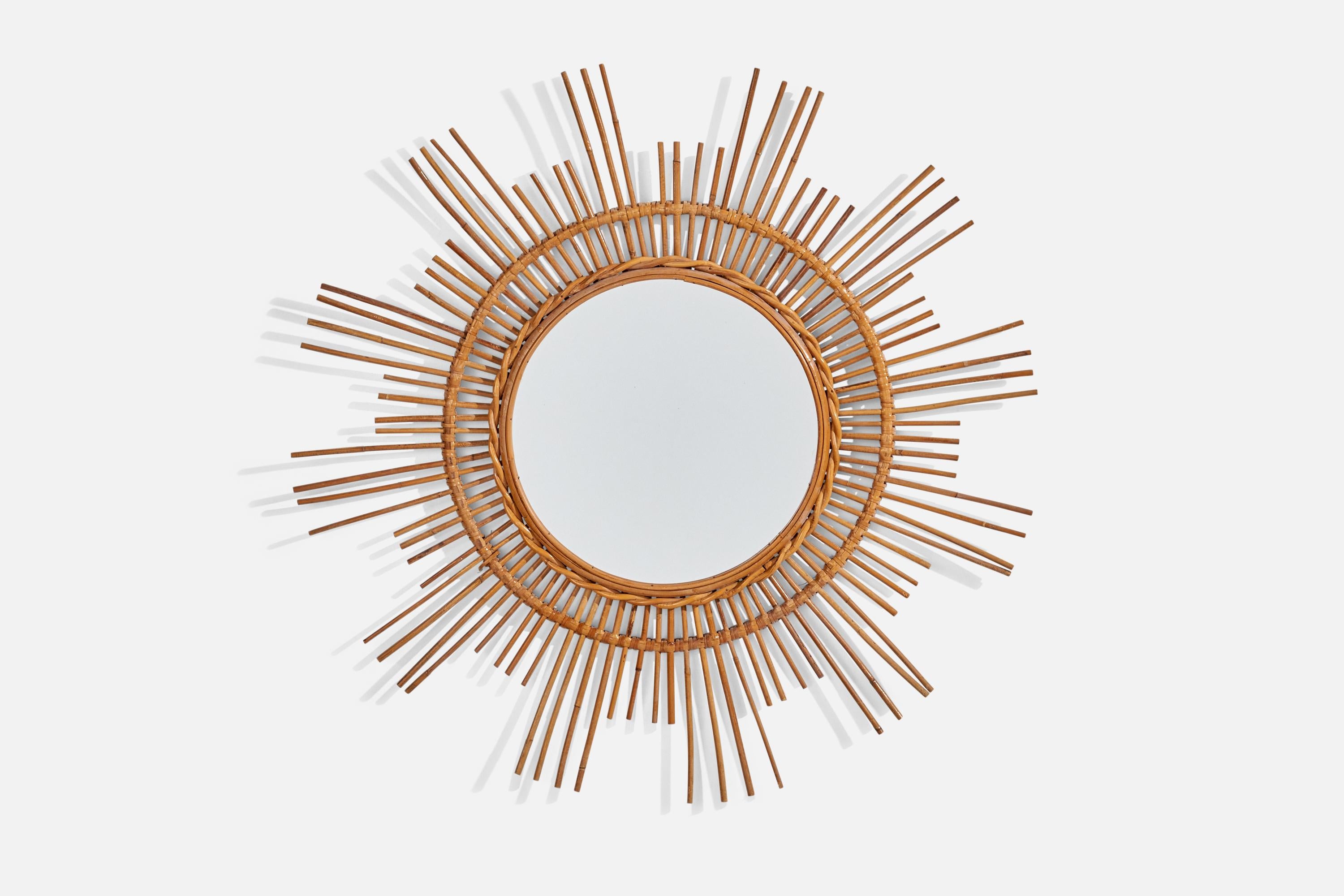 Un miroir mural circulaire en rotin conçu et produit par un designer italien, Italie, années 1950-1960.
    