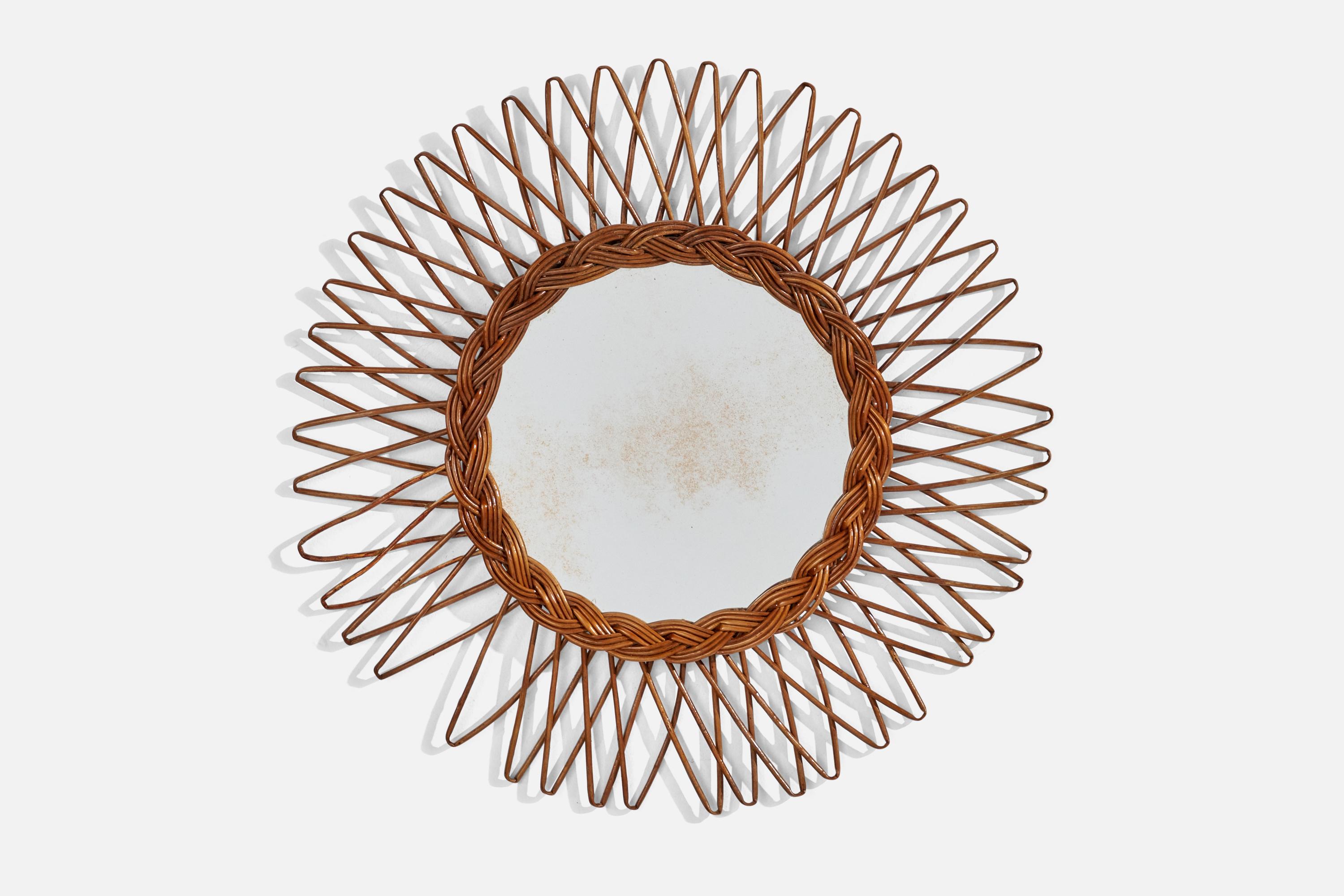 Ein runder Wandspiegel aus Rattan, entworfen und hergestellt von einem italienischen Designer, Italien, 1950er-1960er Jahre.
   