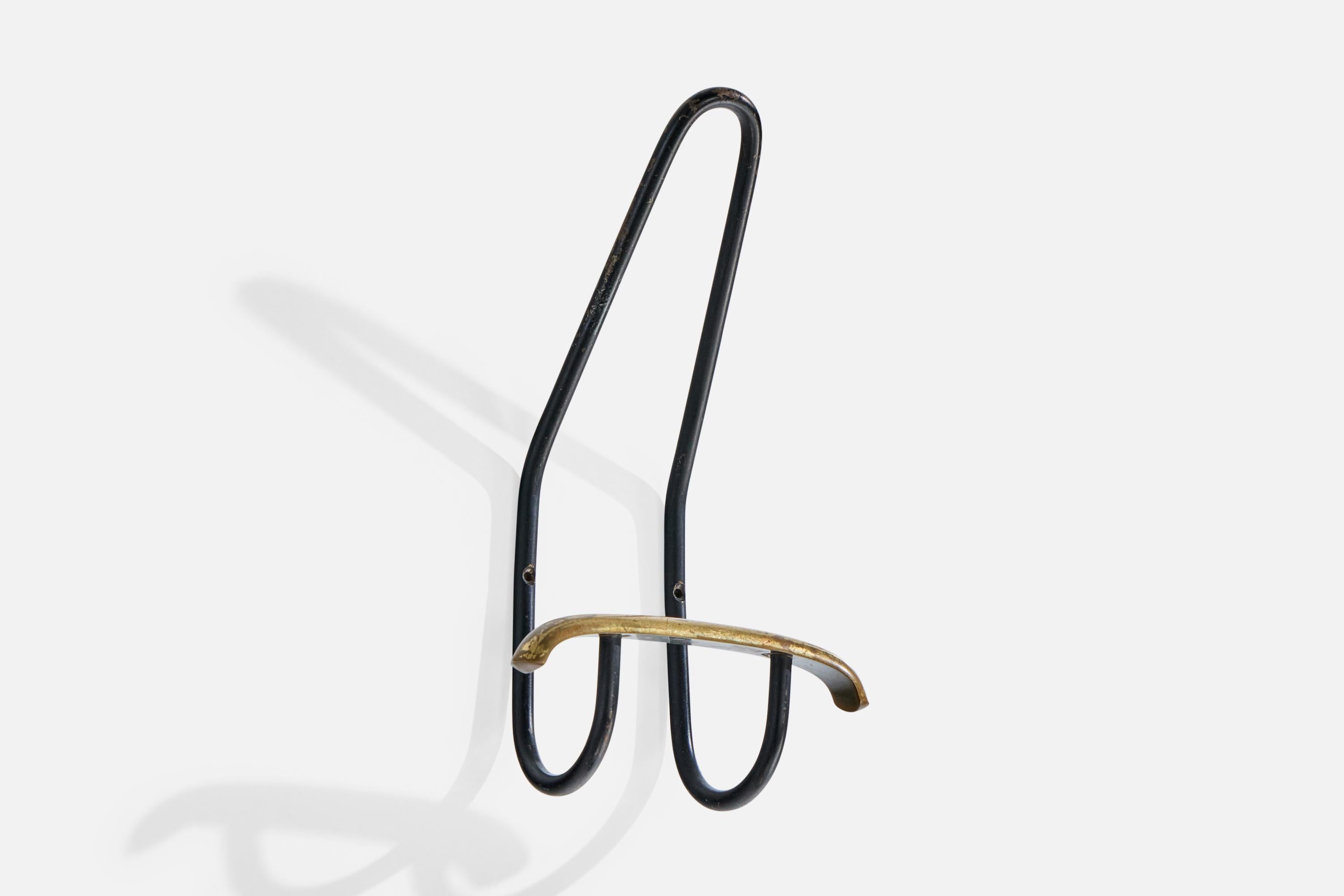 Porte-manteau en métal laqué noir et en laiton, conçu et produit en Italie, C.Cates.

Oxydation présente sur le laiton et le métal

Perte de la peinture noire présente sur le métal

Usure correspondant à l'âge et à l'usage.

Dimensions globales