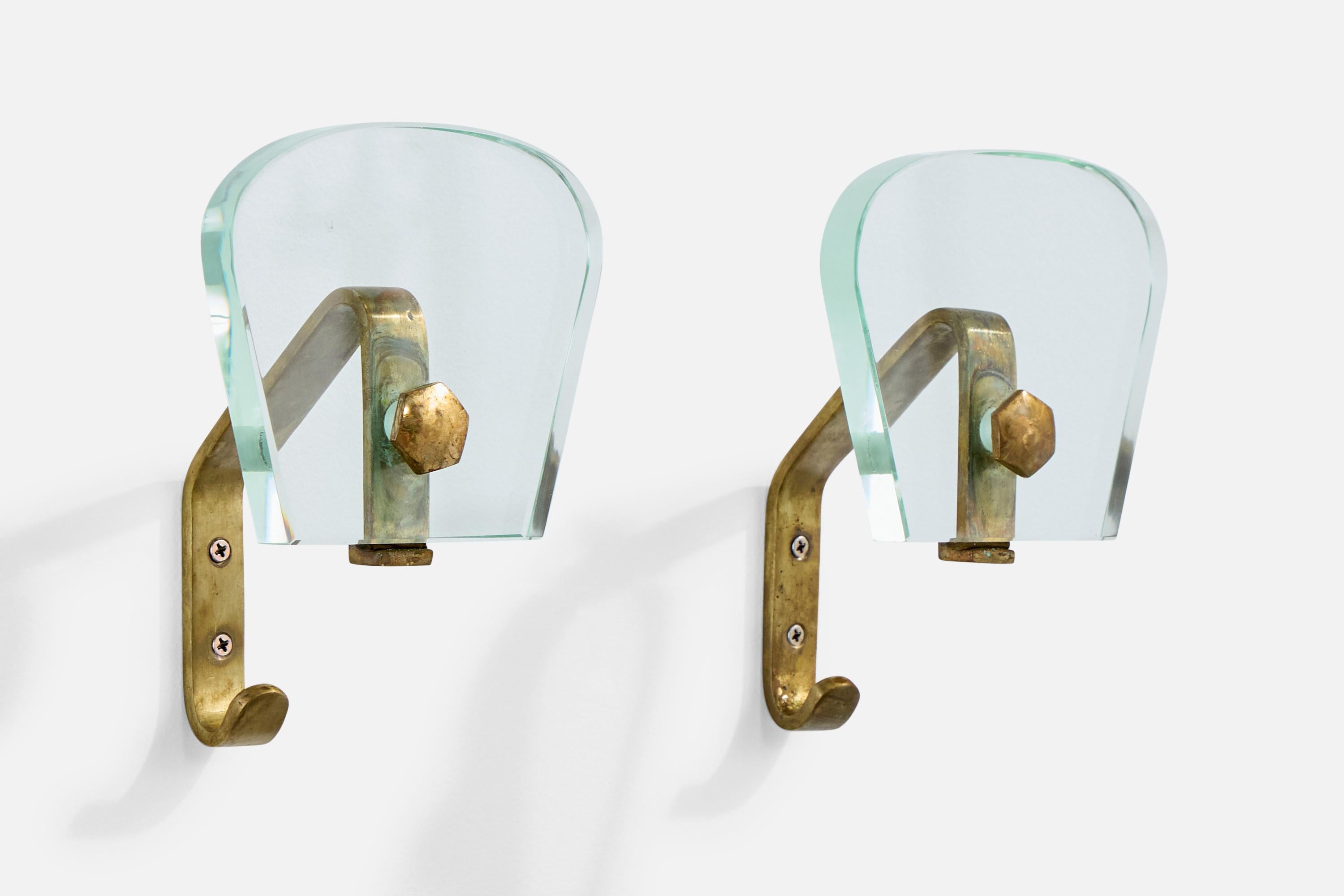 Coppia di appendiabiti in ottone e vetro progettati e prodotti da un designer italiano, Italia, anni '40.