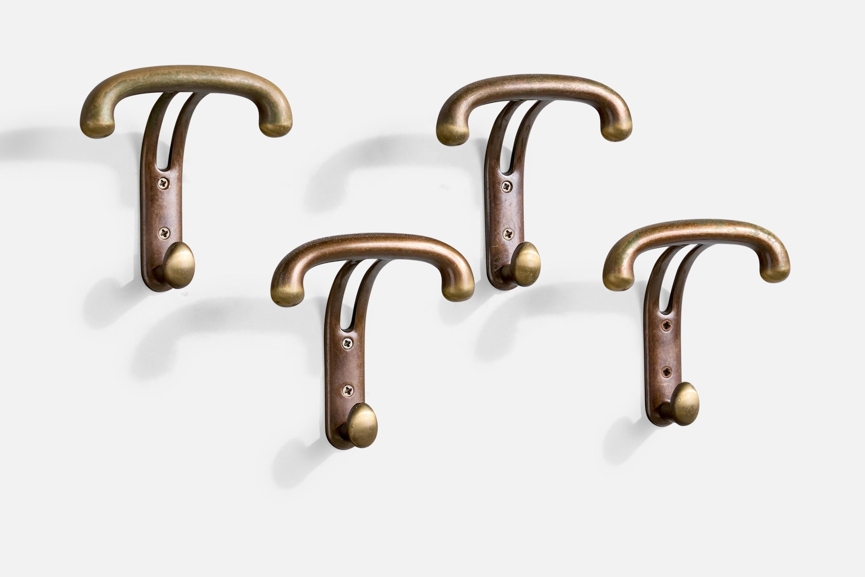 Juego de cuatro perchas de latón diseñadas y fabricadas en Italia, c. 1950.

Dimensiones: 5