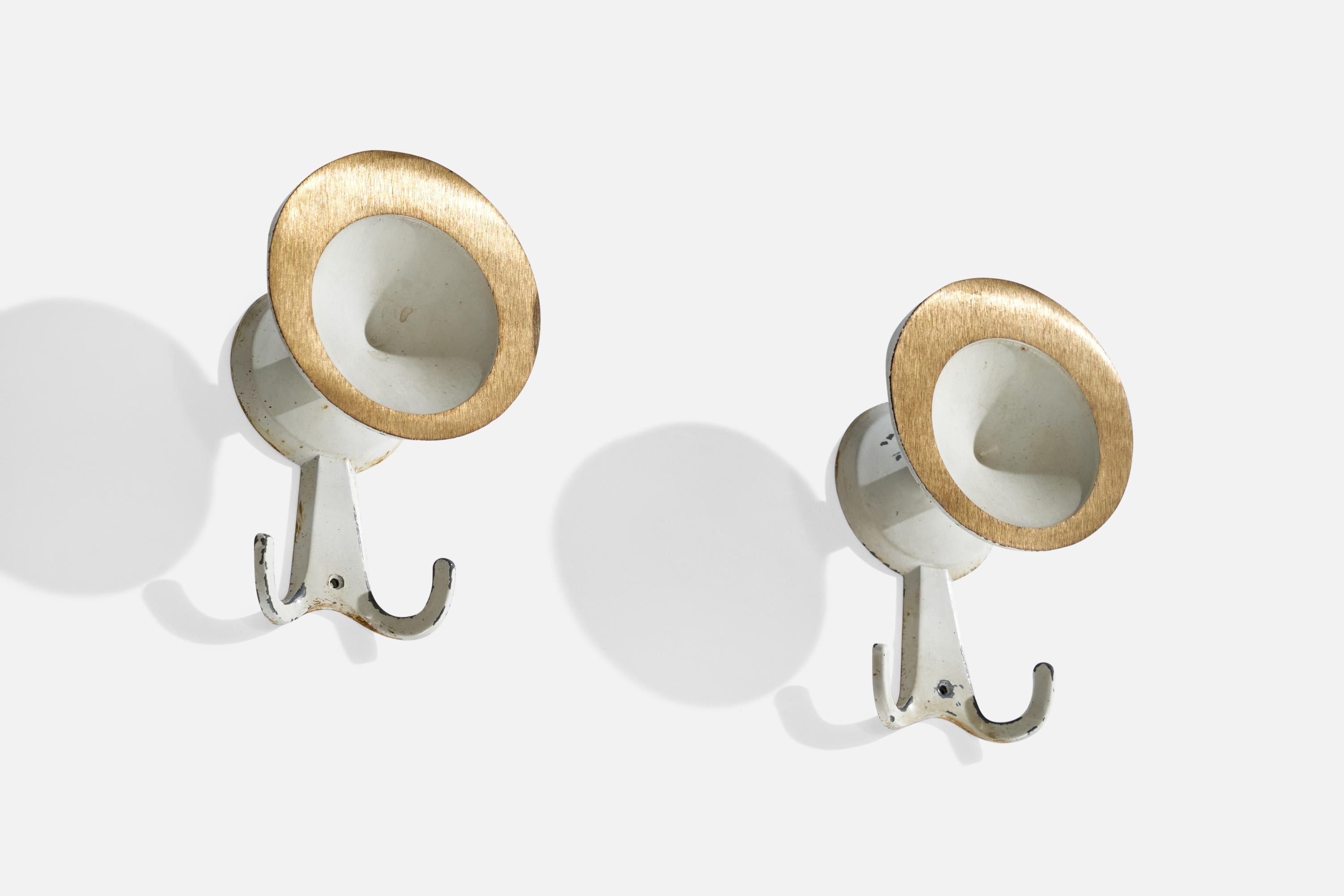 Par de perchas de metal pintado de blanco y latón, diseñadas y fabricadas en Italia, c. década de 1940.

Dimensiones: 4,75
