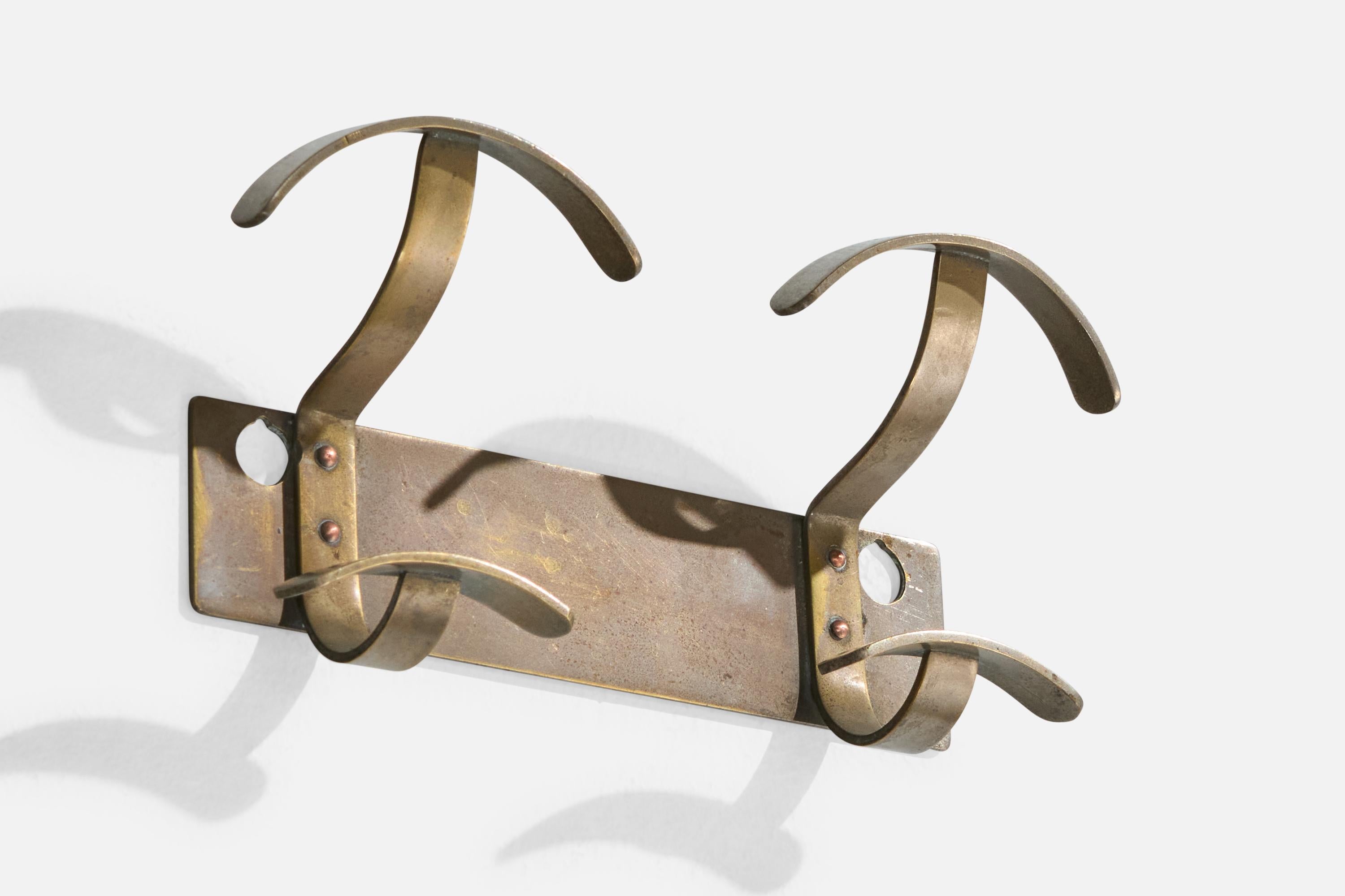 Perchero o percha de metal diseñado y fabricado en Italia, c. 1930.

Presenta una ligera oxidación.

Dimensiones: 4,5