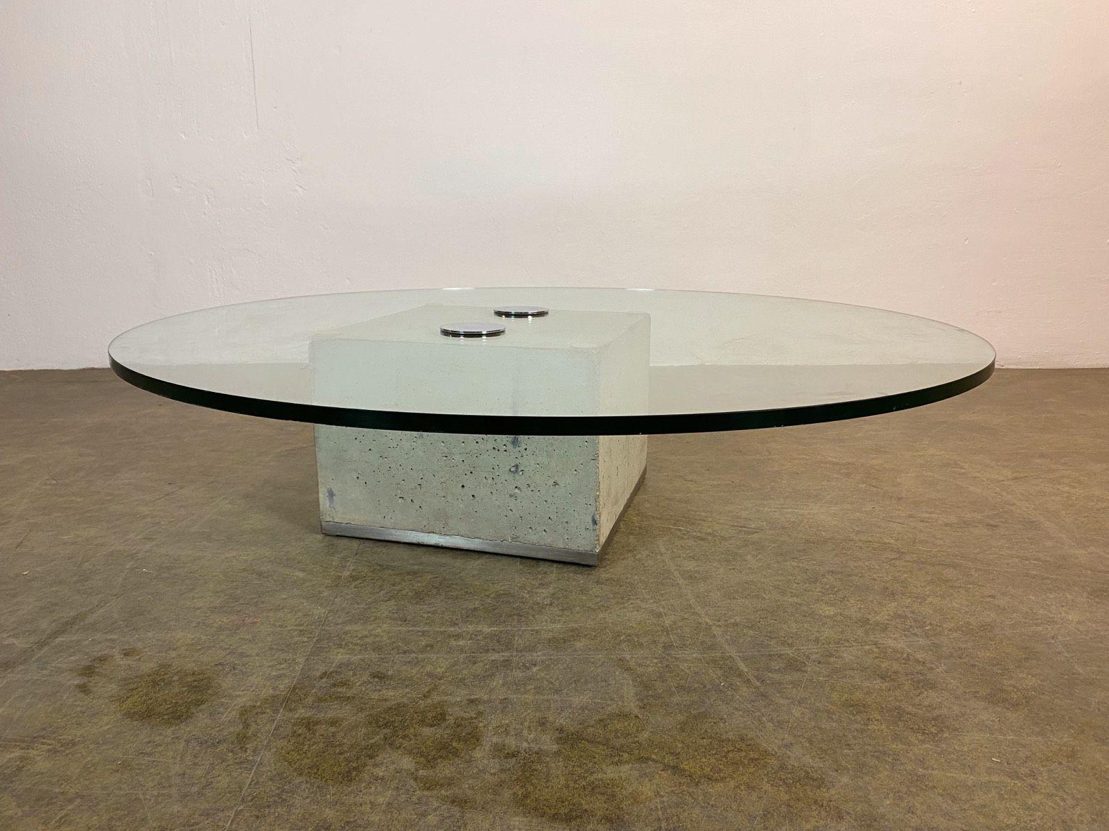 Wir bieten einen schönen Couchtisch von Sergio und Giorgio Saporiti für Saporiti Italia zum Verkauf an. Leider ist die Glasplatte leicht beschädigt. An zwei Stellen sind kleine Stücke mit einem Durchmesser von ca. 1 cm abgeblättert.

Zustand: Guter
