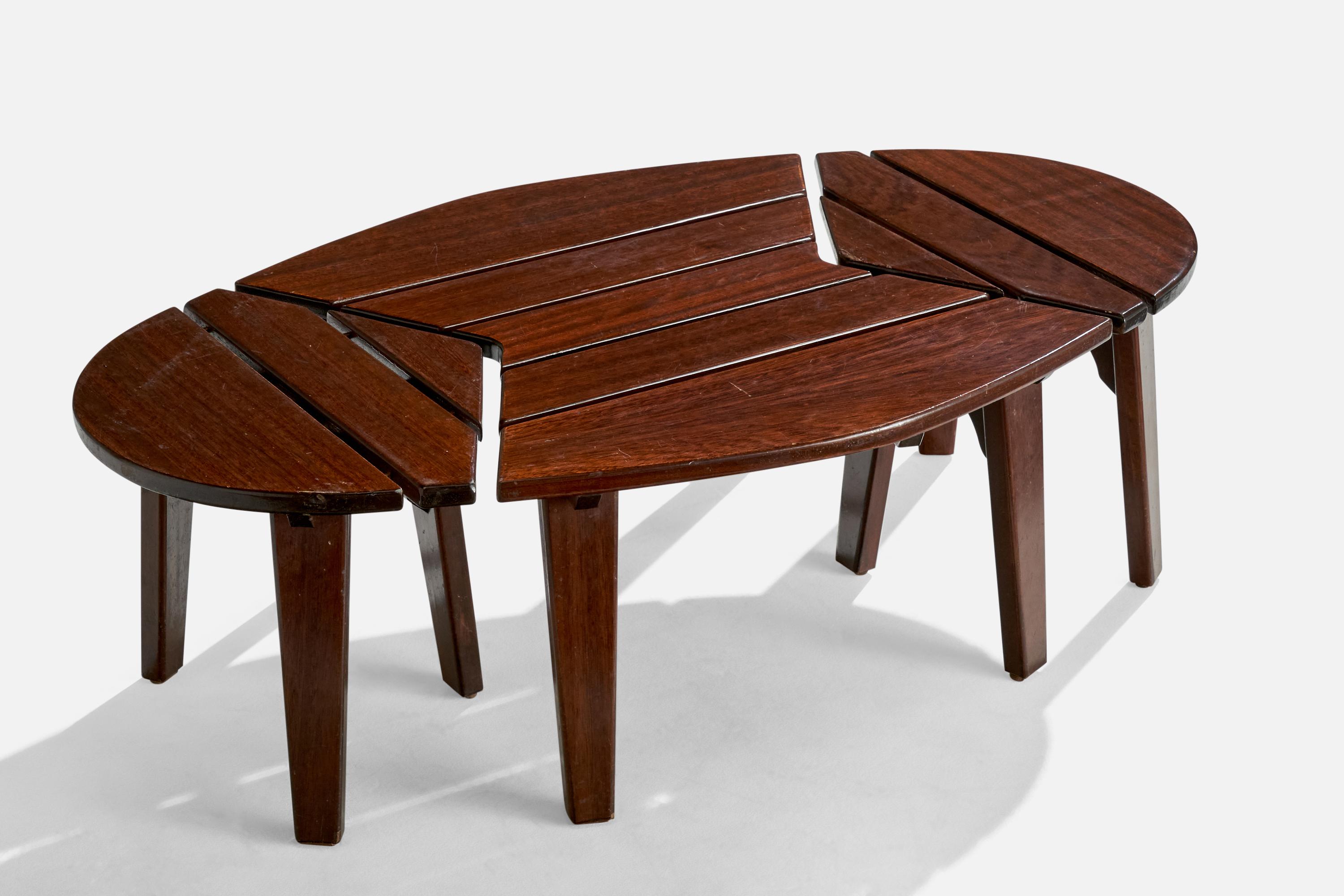 Tavolino da caffè o tavolini occasionali in teak tinto scuro in tre pezzi, progettati e prodotti in Italia, anni '70 circa.

Dimensioni complessive del tavolo: 13,75