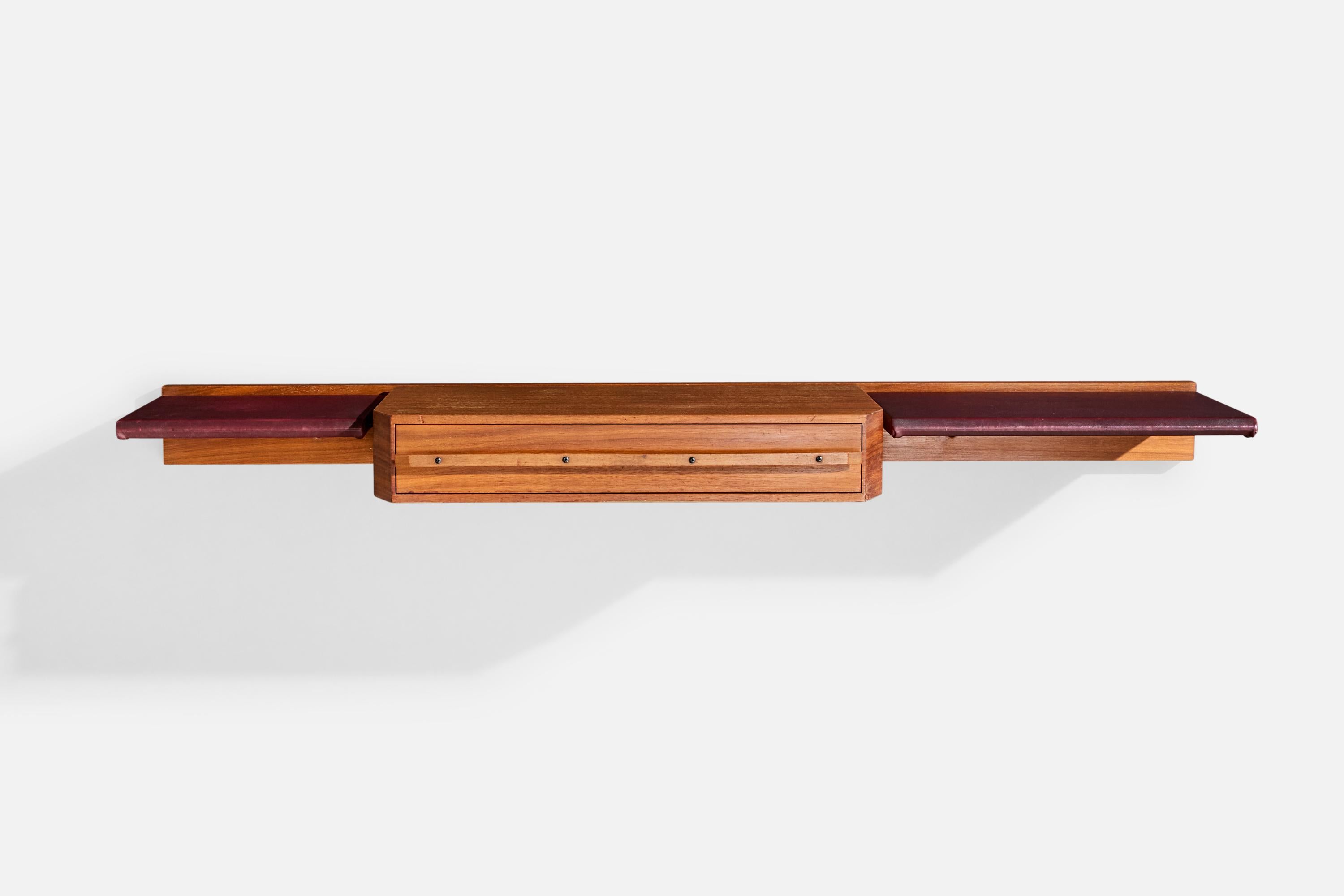 Consola mural de madera de nogal y vinilo morado, diseñada y fabricada en Italia, c. 1950.

Dimensiones totales (pulgadas): 4,25 