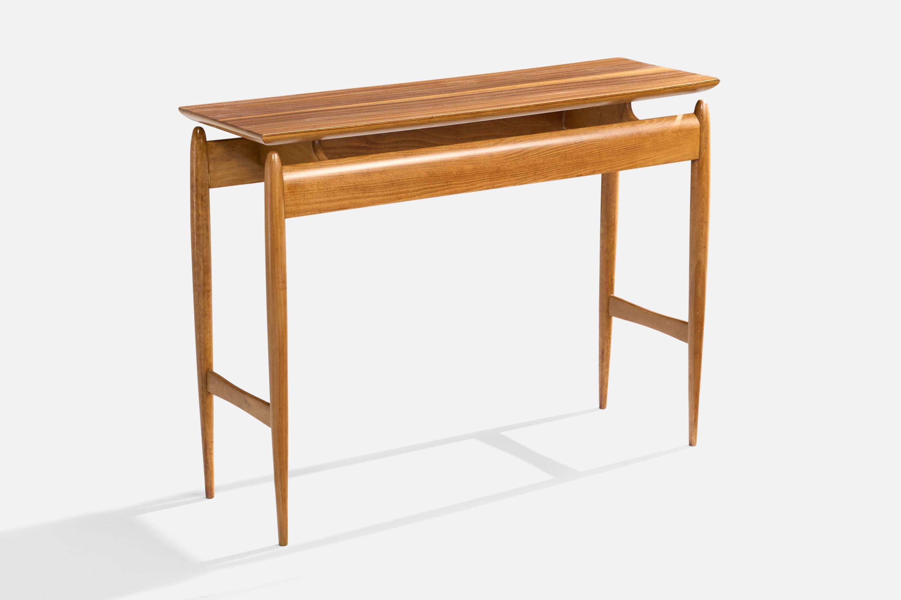 Consola de madera diseñada y fabricada en Italia, c. 1950.

Una inconsistencia de 2 