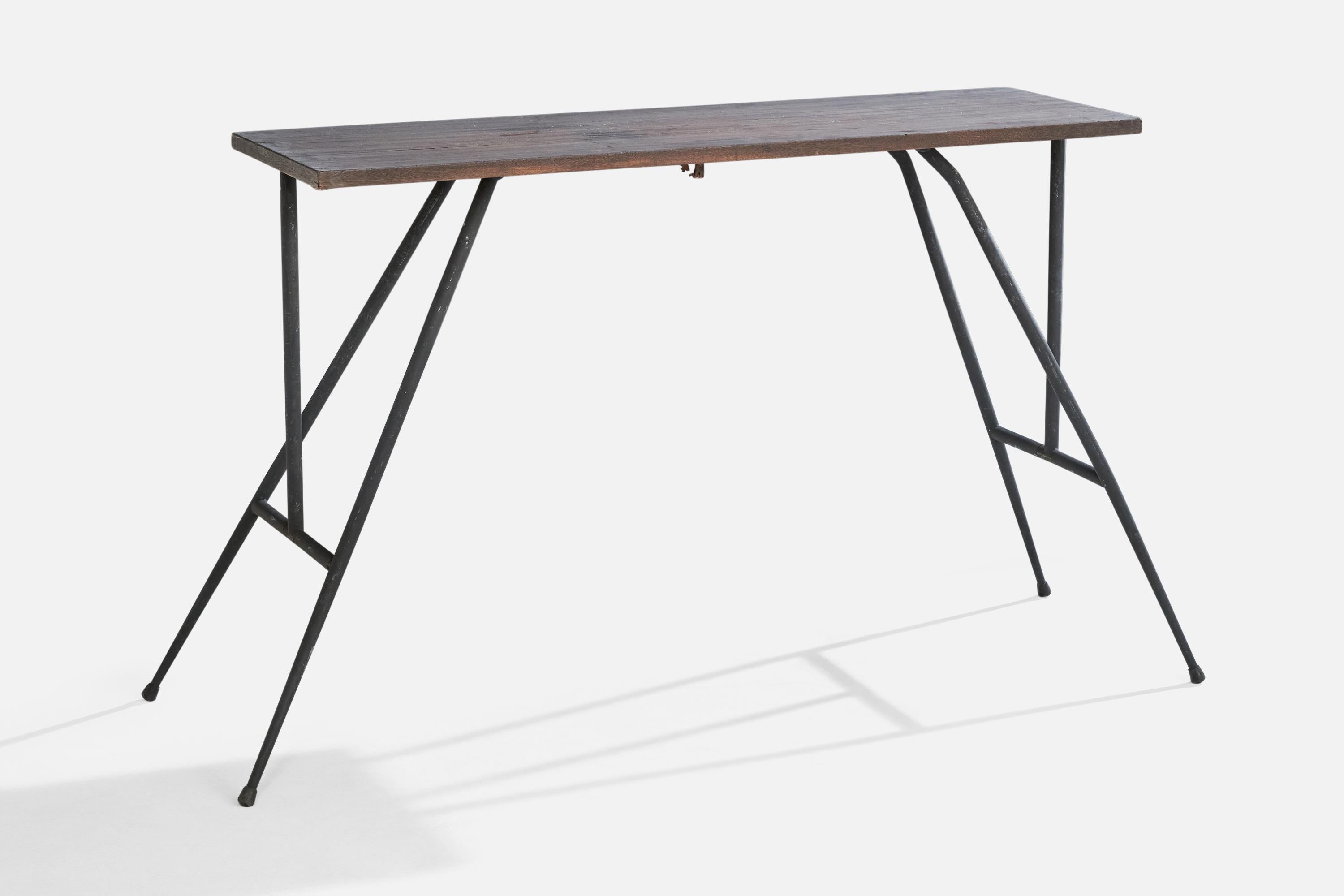 Consolle pieghevole in legno e metallo verniciato di nero progettata e prodotta in Italia, anni '40 circa.

Dimensioni: 29,1