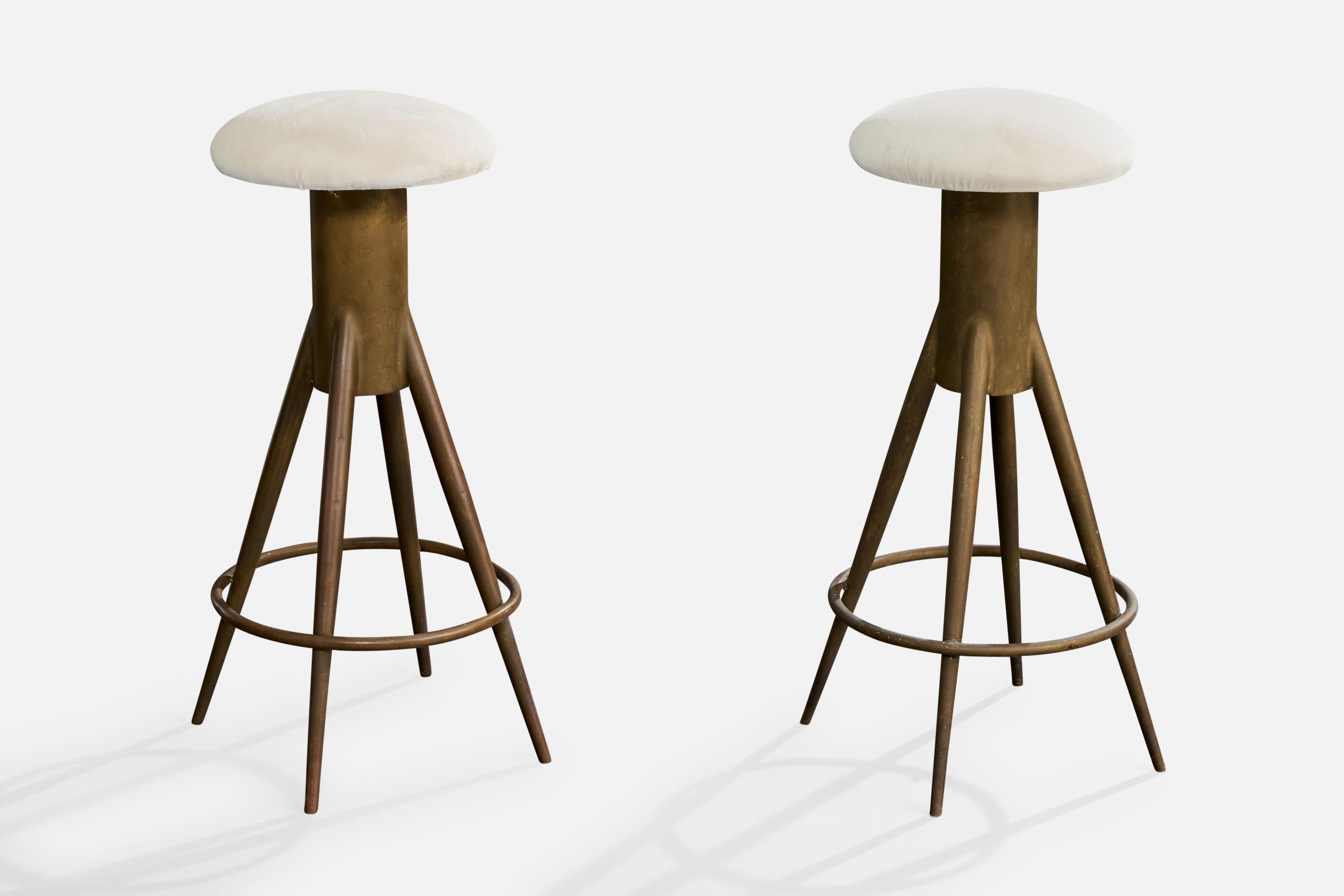 Ein Paar Thekenhocker oder Barhocker aus Messingguss und weißem Stoff, entworfen und hergestellt in Italien, ca. 1950er Jahre.

Irgendwann in der jüngeren Geschichte neu gepolstert.

Kleine Mängel am Metall.

Gesamtabmessungen (Zoll): 31 Zoll x 14