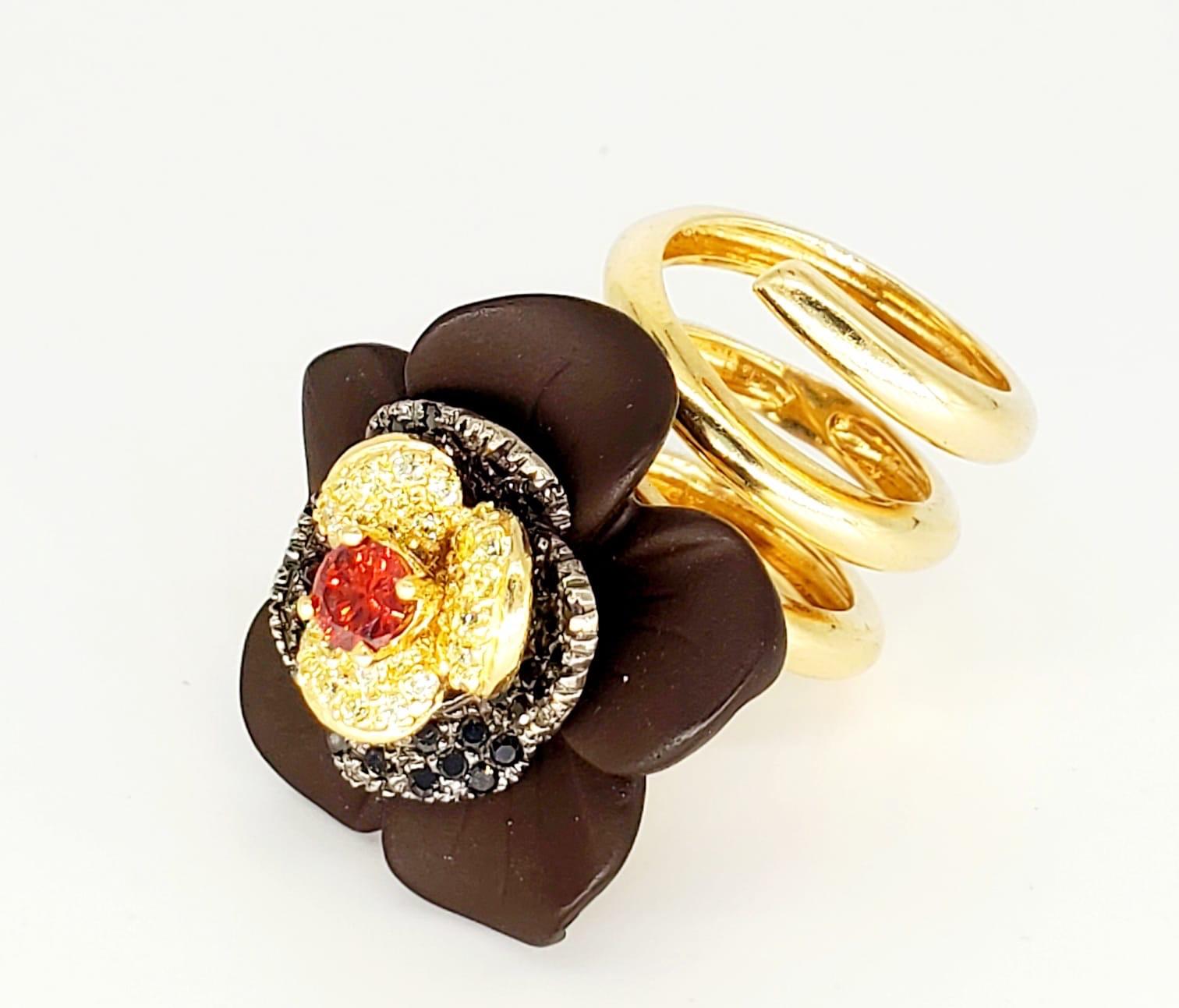 Anillo de cóctel de racimo de flores de oro de 14 quilates, hecho a medida por un diseñador italiano Corte redondo en venta