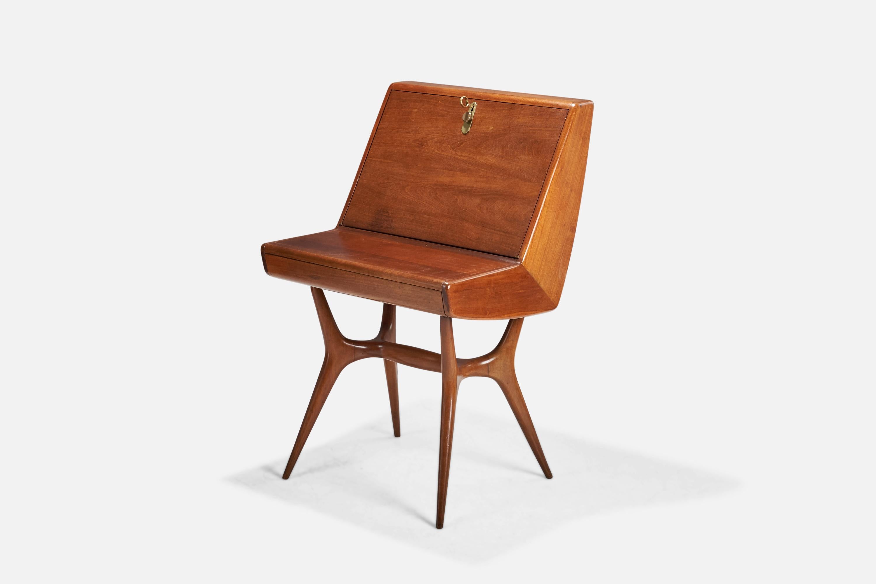 Ein Schreibtisch oder Sekretär aus Teakholz und Messing, entworfen und hergestellt von einem italienischen Designer, Italien, 1940er Jahre.