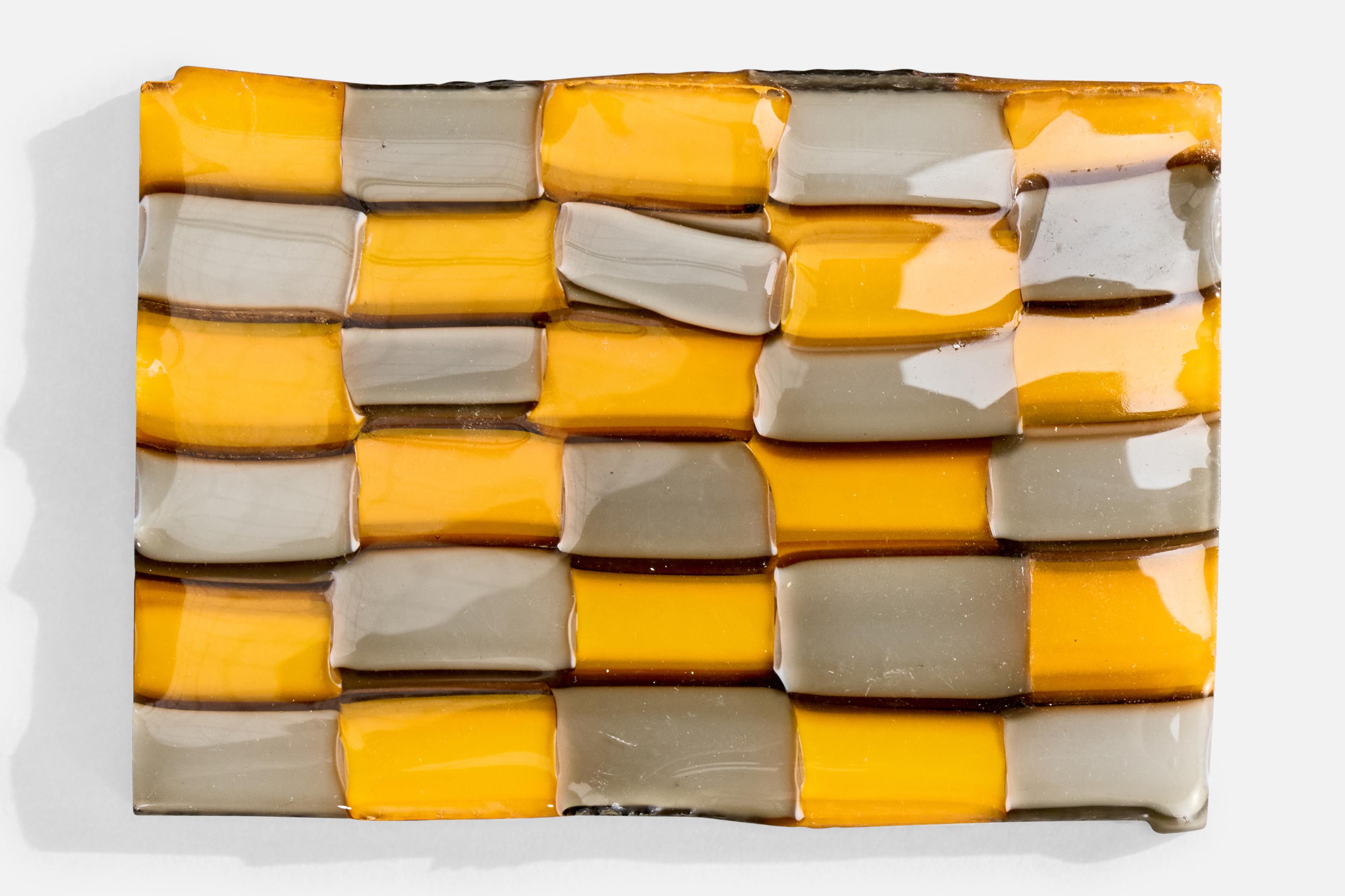Un piatto o campione di vetro soffiato grigio e giallo progettato e prodotto in Italia, negli anni '70 circa.

Dimensioni complessive (pollici): 0,5 