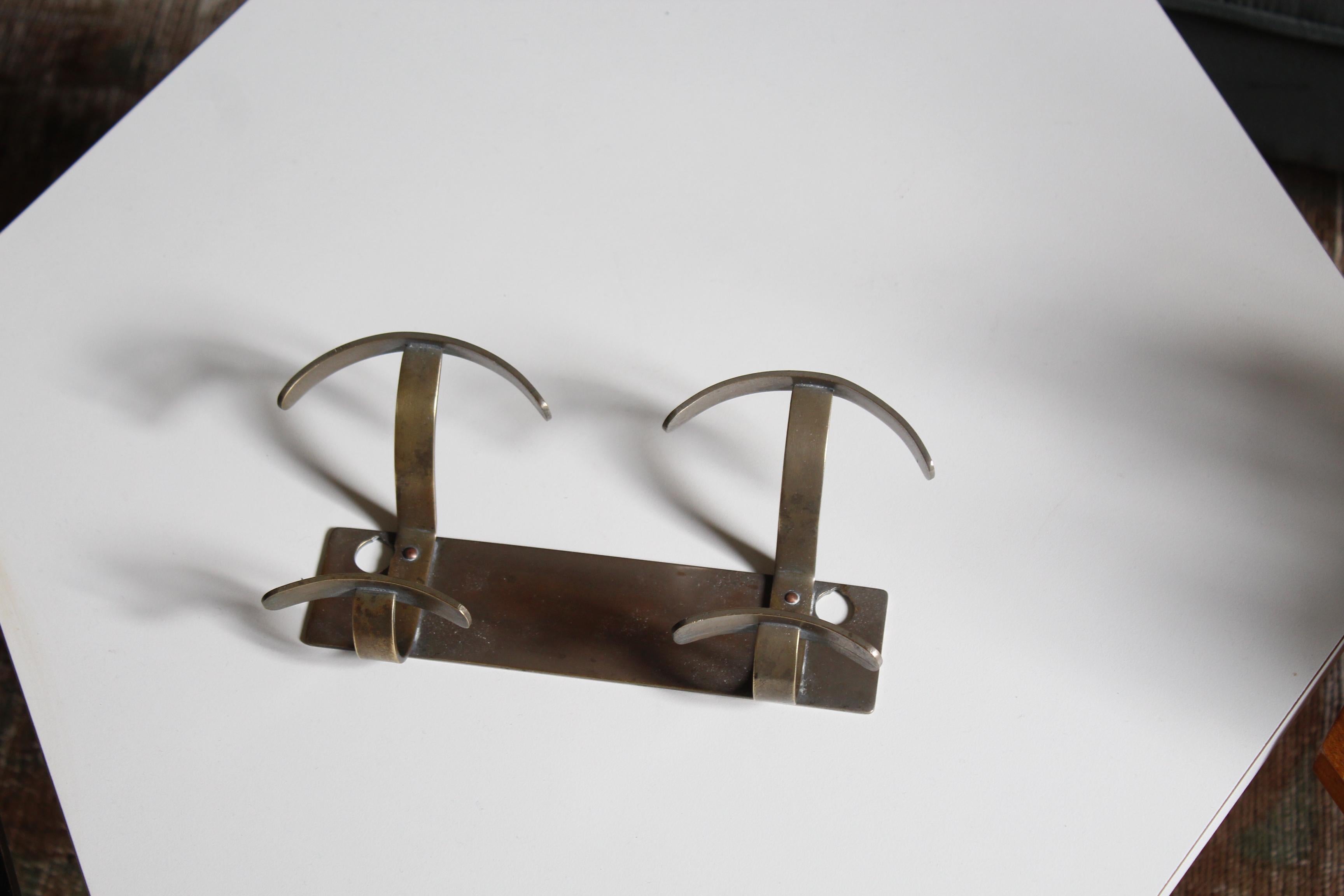 Italian Designer, Double Coat Hanger, Brass-coated Metal, Italy, 1940s In Good Condition For Sale In High Point, NC