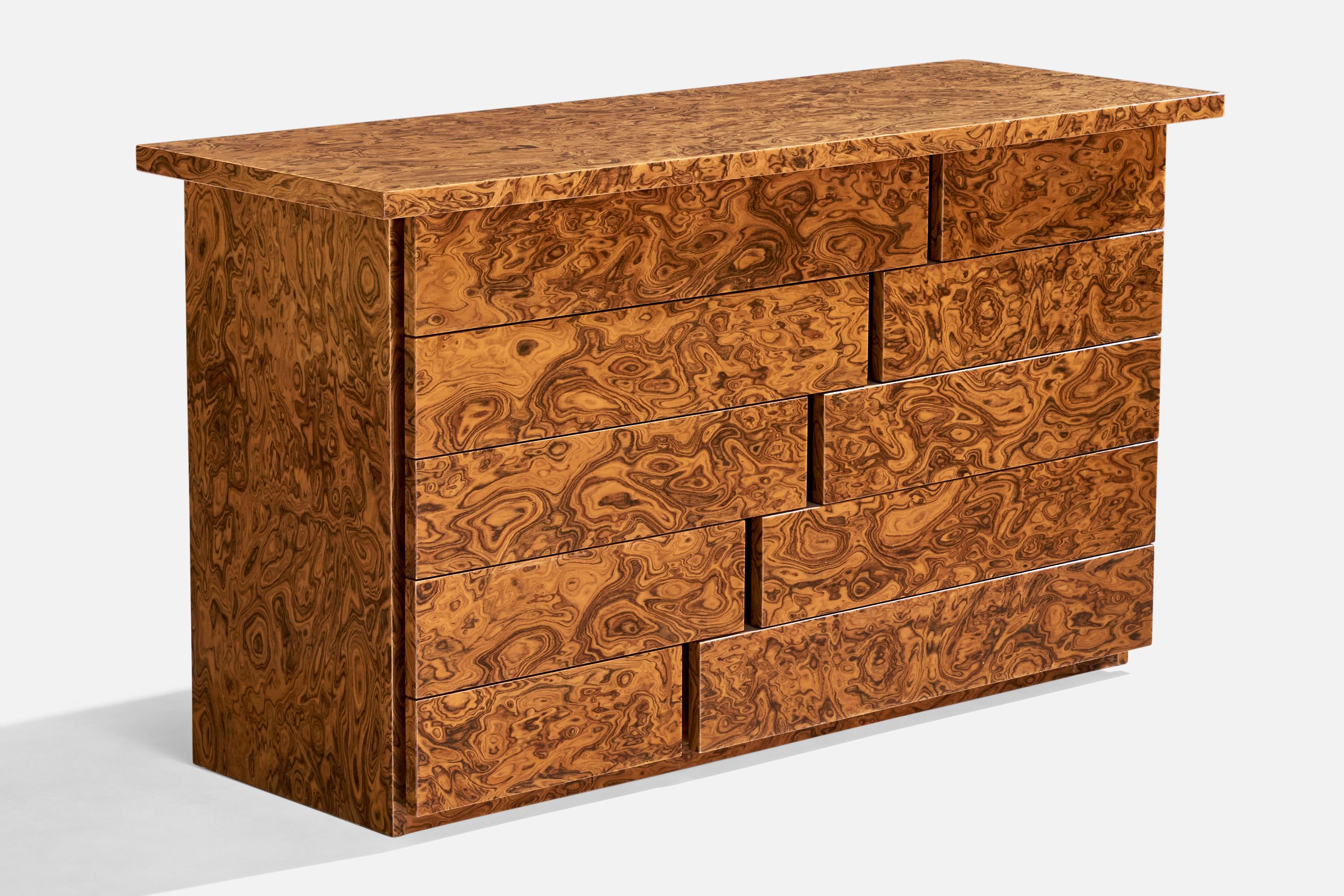 Cómoda de madera chapada en madera, diseñada y fabricada en Italia, c. 1970.