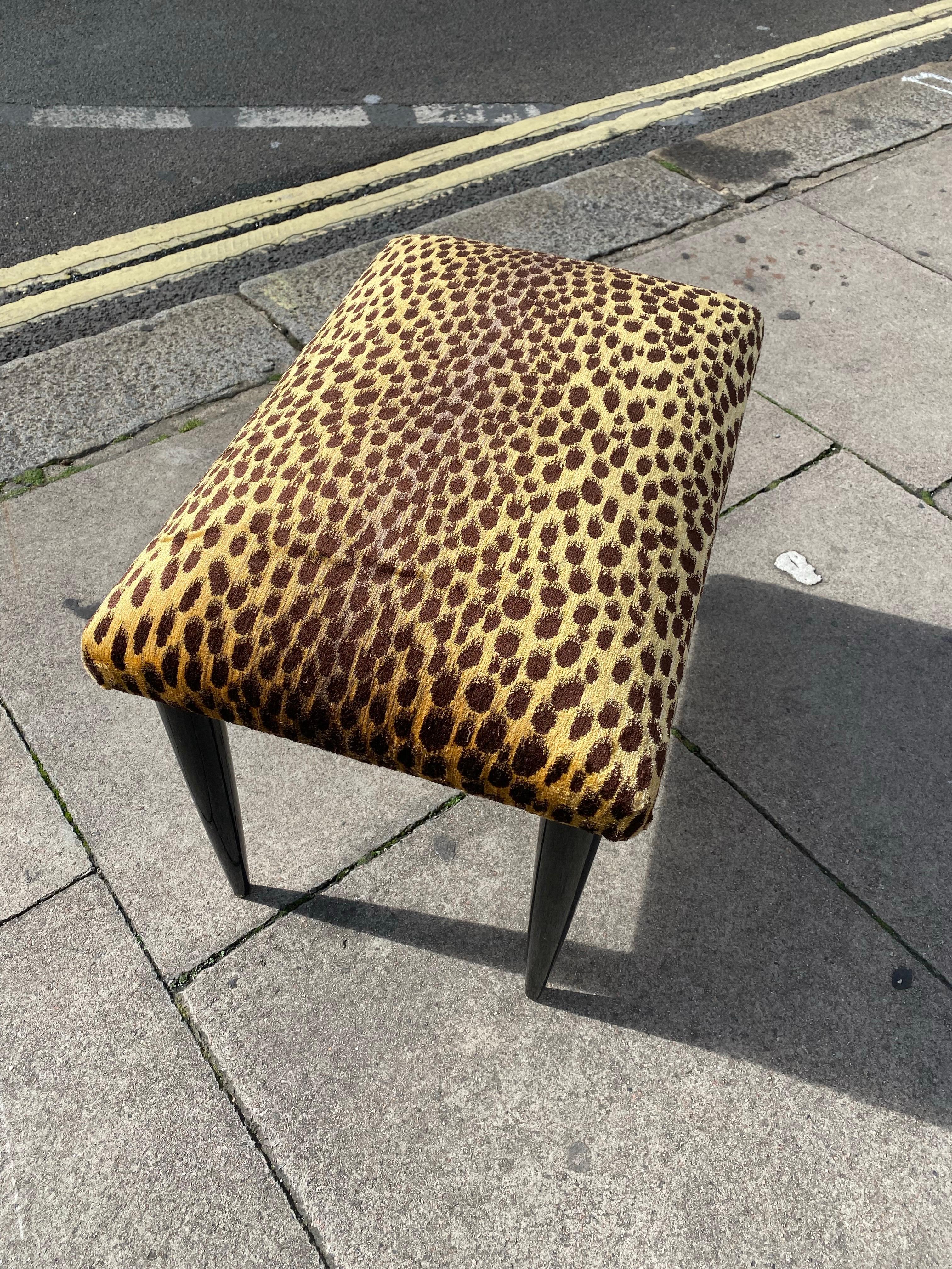 Italienische Designer Ebonized Hocker 1950er Jahre Tier Samt gepolstert Ottomane Sitz im Angebot 6