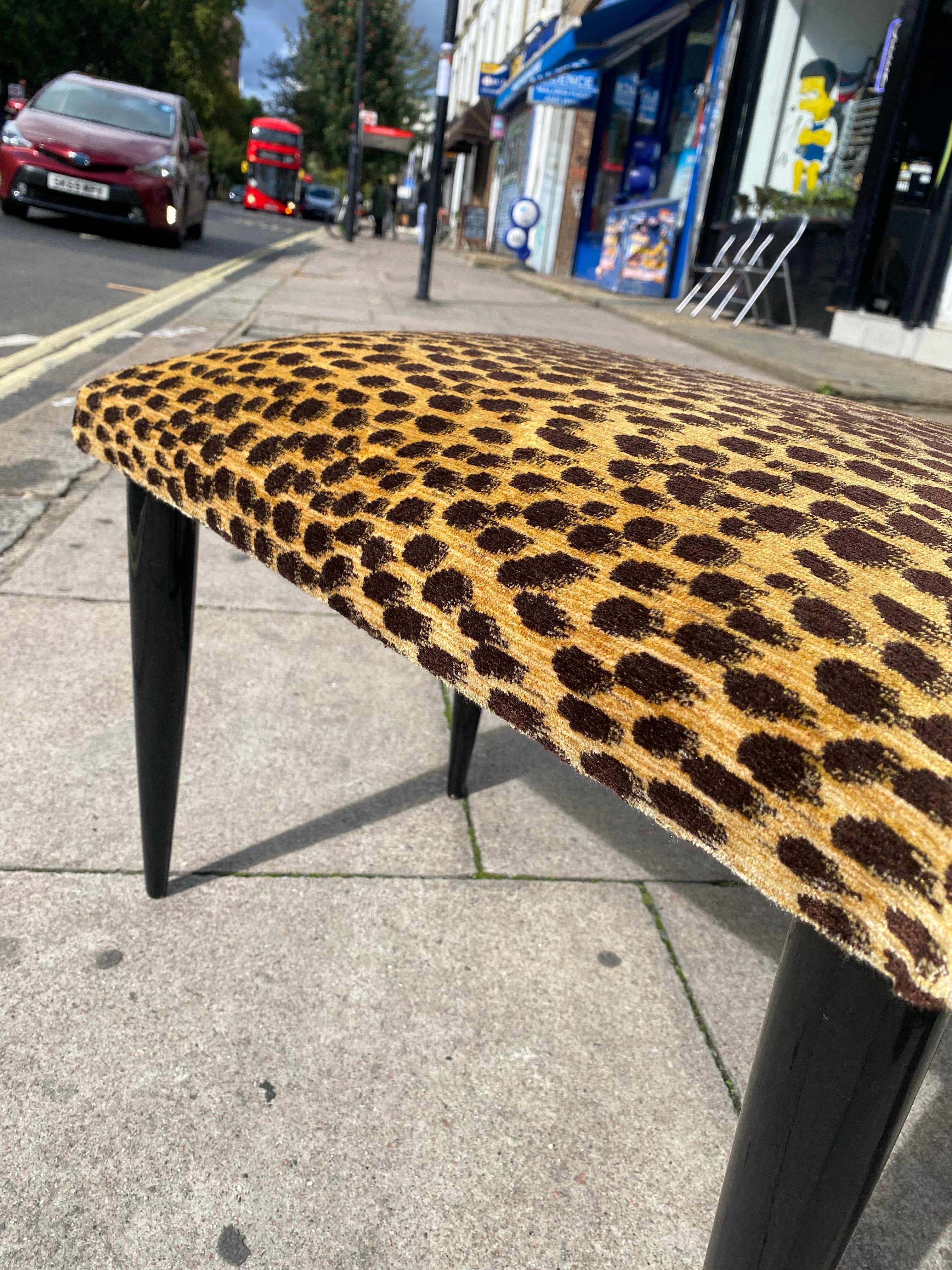 Italienische Designer Ebonized Hocker 1950er Jahre Tier Samt gepolstert Ottomane Sitz im Angebot 8