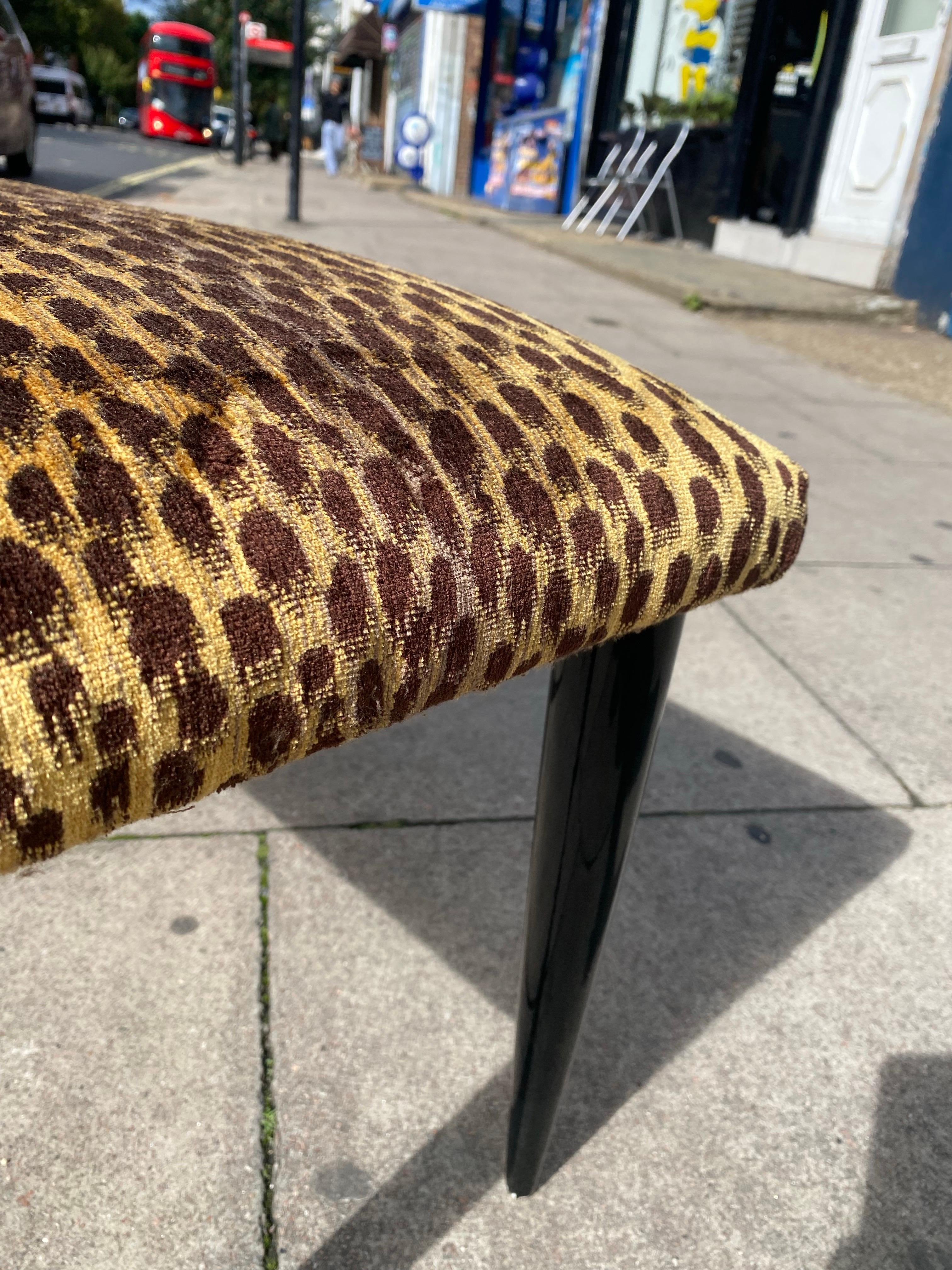 Italienische Designer Ebonized Hocker 1950er Jahre Tier Samt gepolstert Ottomane Sitz im Angebot 9