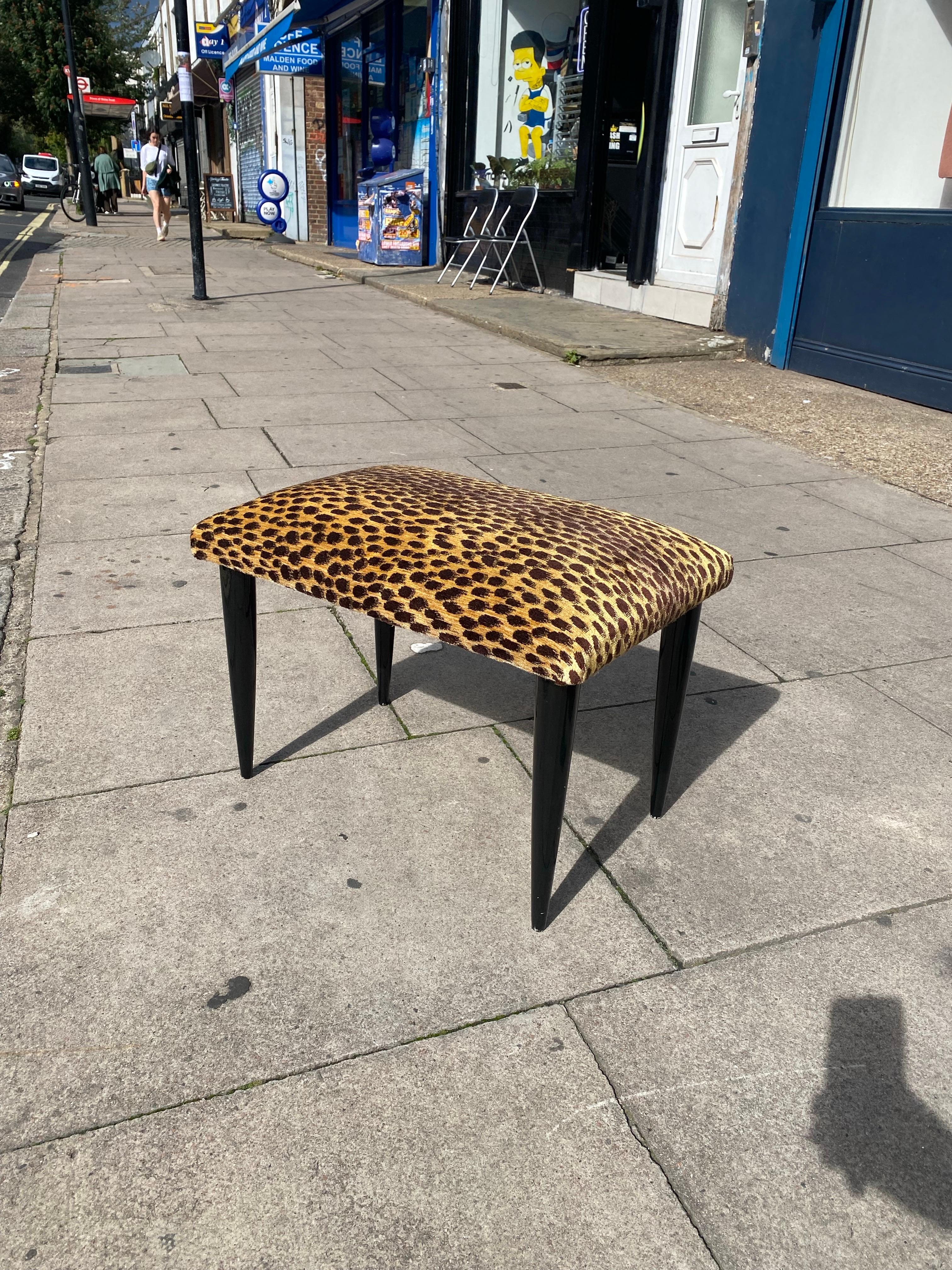 Italienische Designer Ebonized Hocker 1950er Jahre Tier Samt gepolstert Ottomane Sitz (Moderne der Mitte des Jahrhunderts) im Angebot