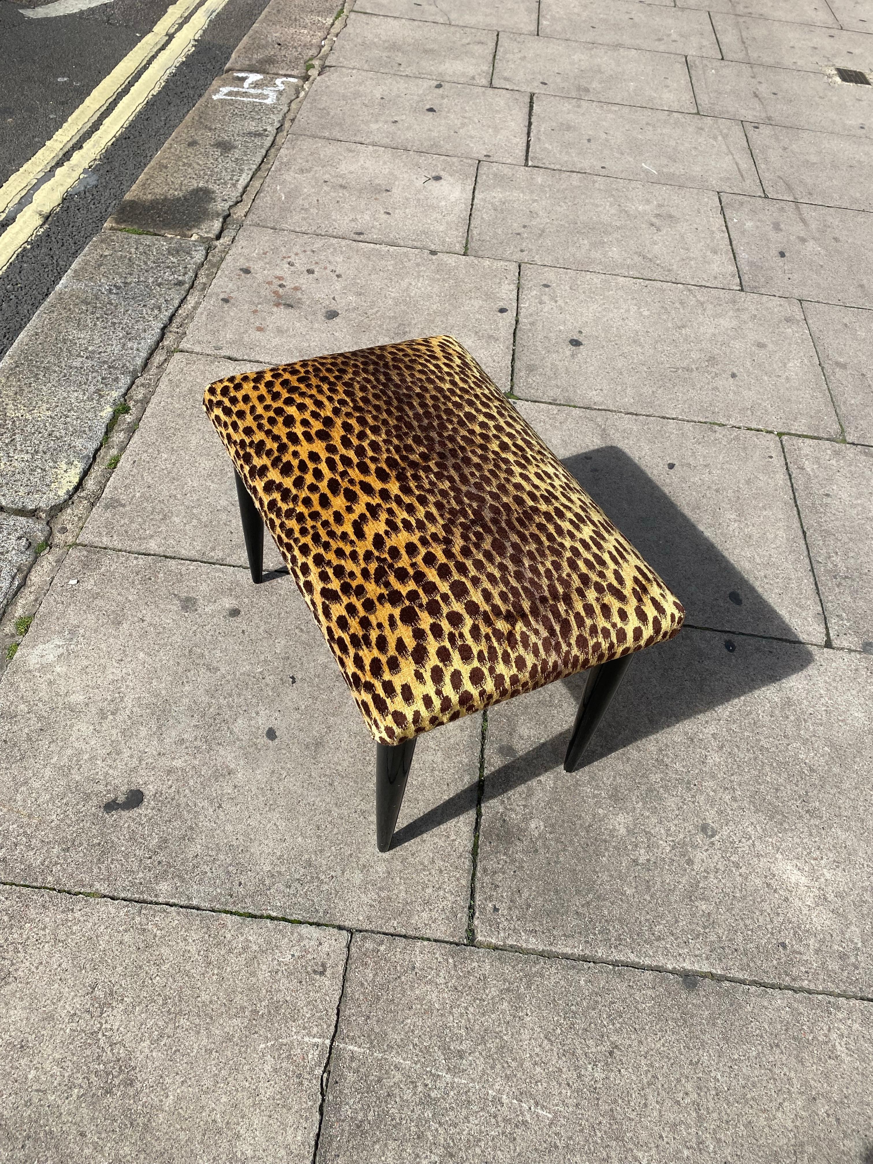 Italienische Designer Ebonized Hocker 1950er Jahre Tier Samt gepolstert Ottomane Sitz im Zustand „Gut“ im Angebot in London, GB