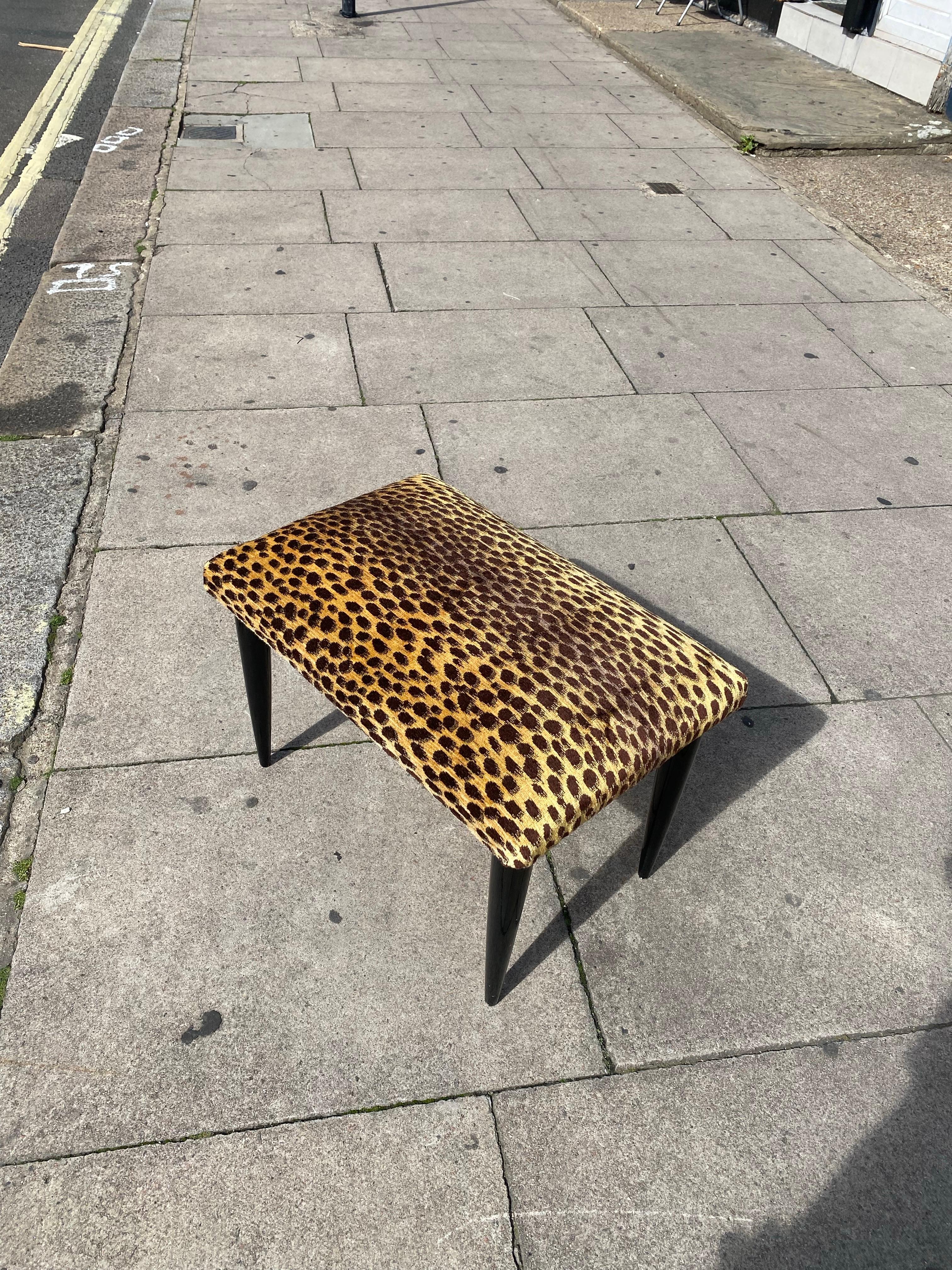 Italienische Designer Ebonized Hocker 1950er Jahre Tier Samt gepolstert Ottomane Sitz (Mitte des 20. Jahrhunderts) im Angebot