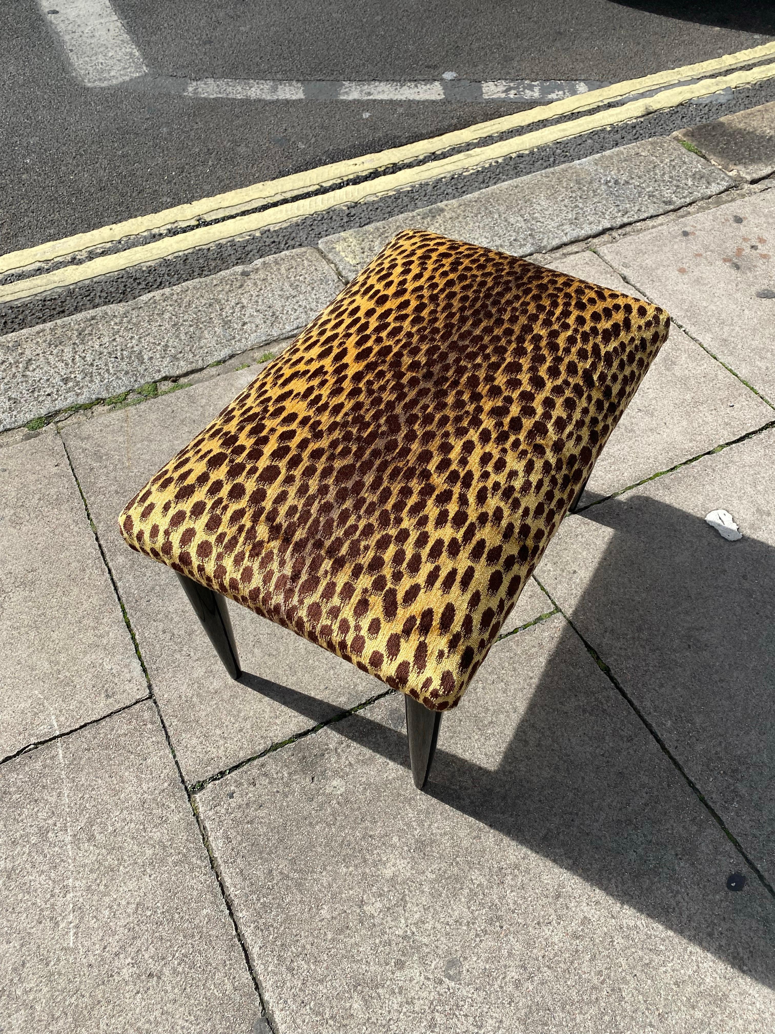 Italienische Designer Ebonized Hocker 1950er Jahre Tier Samt gepolstert Ottomane Sitz (Stoff) im Angebot