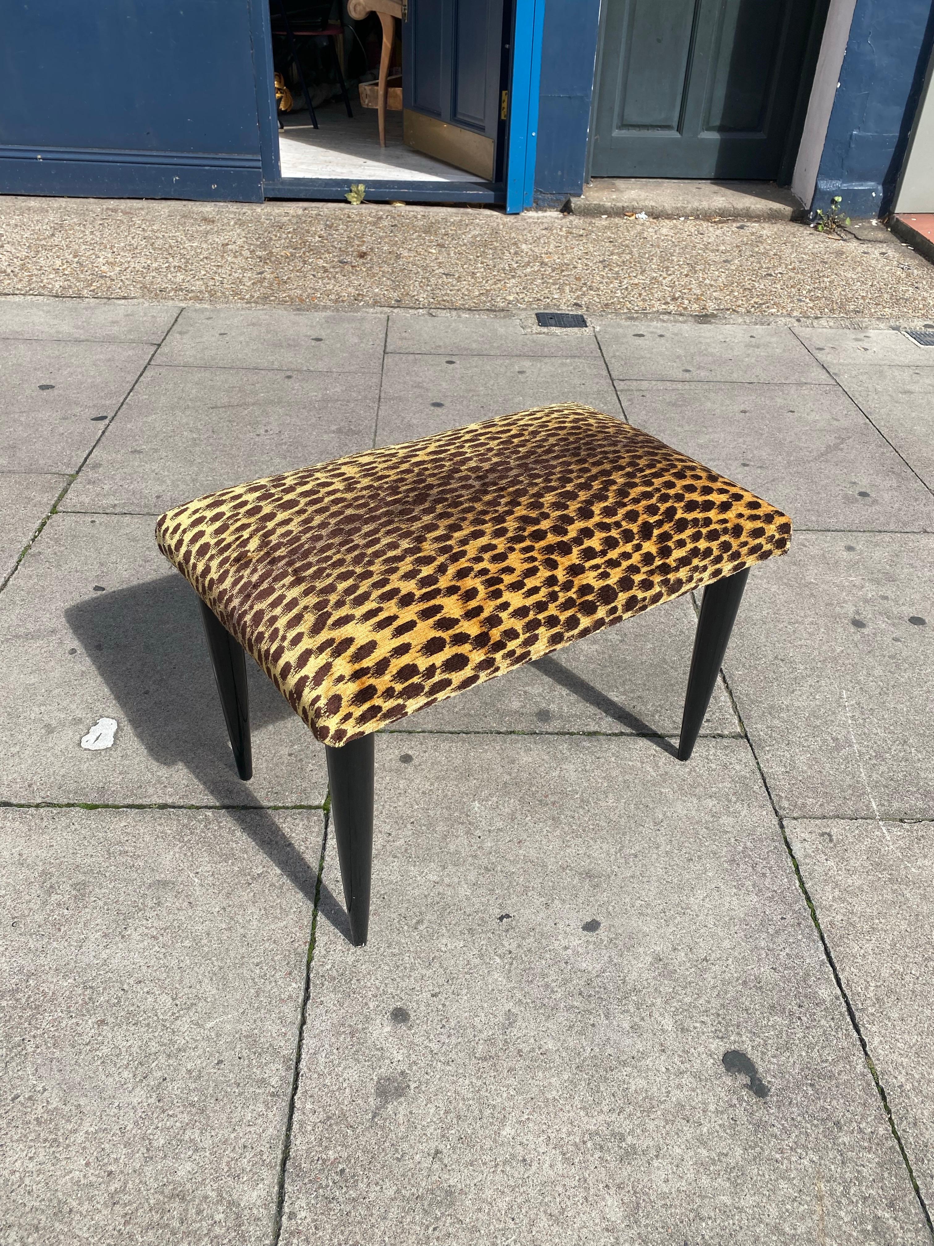 Italienische Designer Ebonized Hocker 1950er Jahre Tier Samt gepolstert Ottomane Sitz im Angebot 2