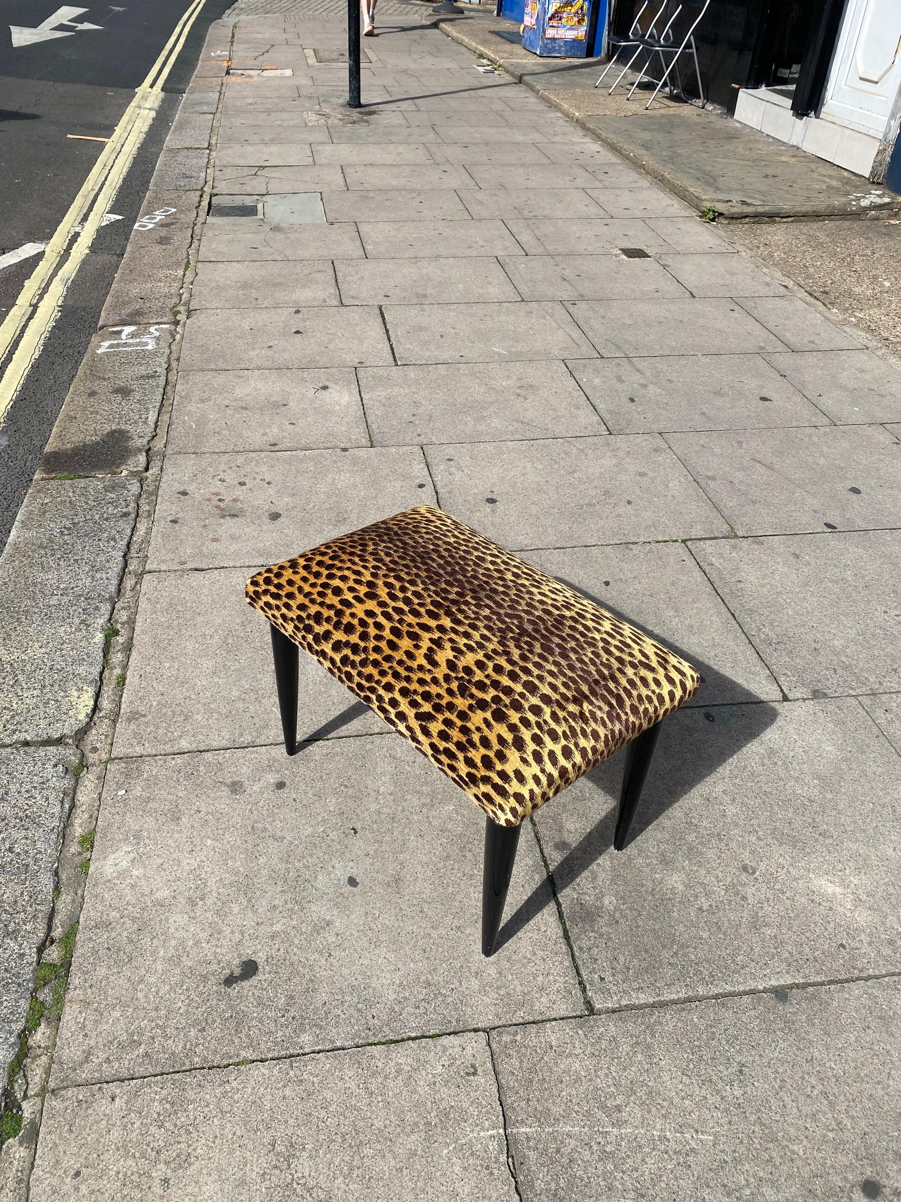 Italienische Designer Ebonized Hocker 1950er Jahre Tier Samt gepolstert Ottomane Sitz im Angebot 3