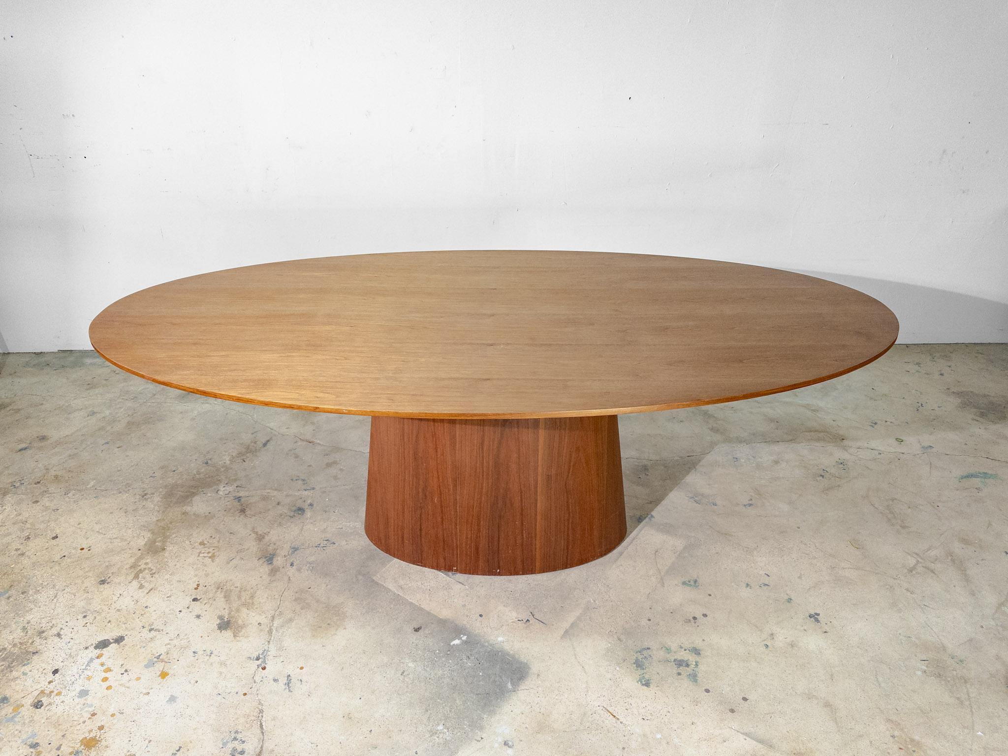 Crafted with exquisite precision, the Angel Cerda 1013 oval dining table from the Nature Life collection epitomizes sophistication. Its sleek silhouette is adorned with a lustrous walnut veneer, emanating warmth and elegance. The oval shape offers a