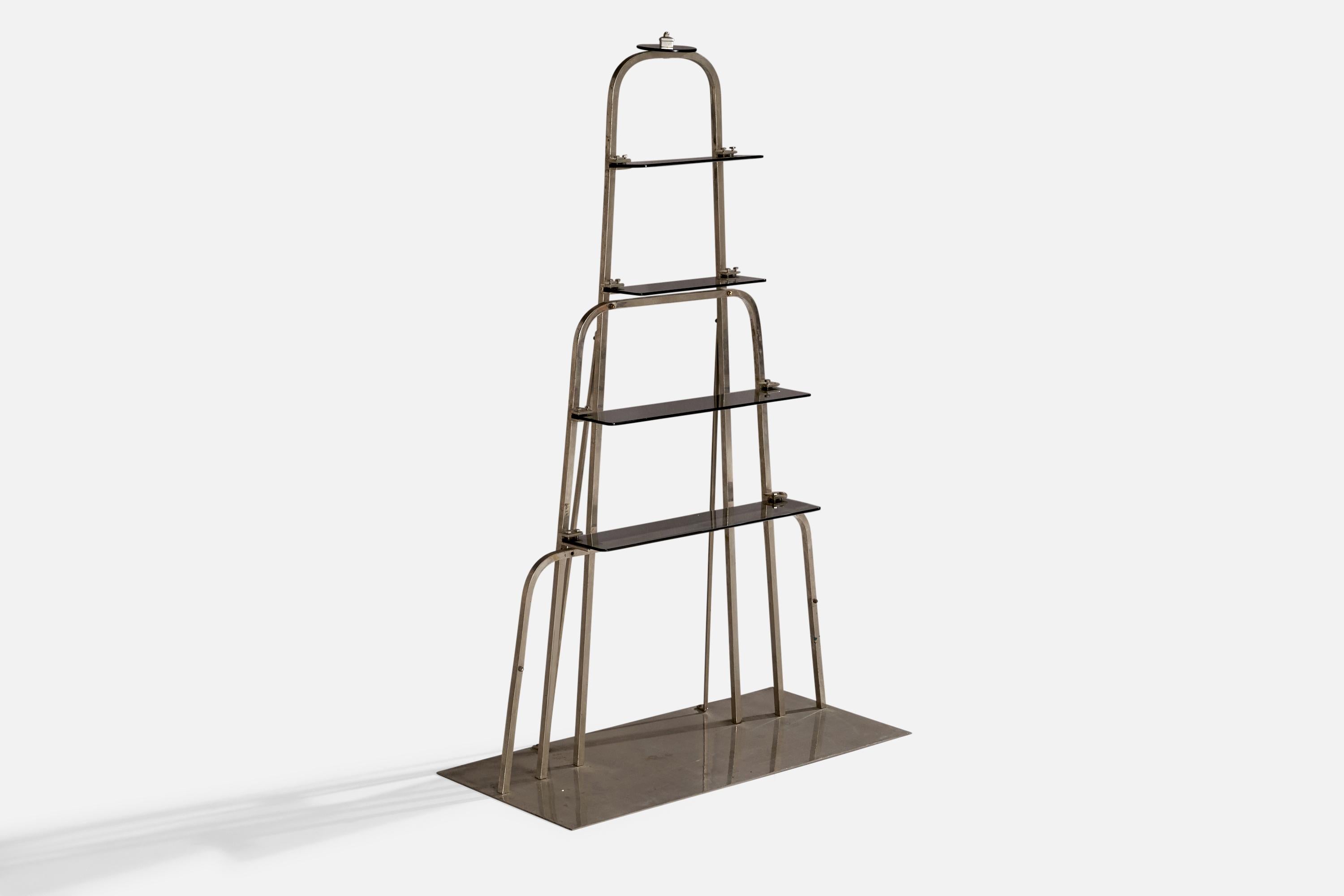 Etagere in metallo cromato e vetro fumé con piccoli ripiani espositivi, progettata e prodotta in Italia, anni '40 circa.

Dimensioni: 53