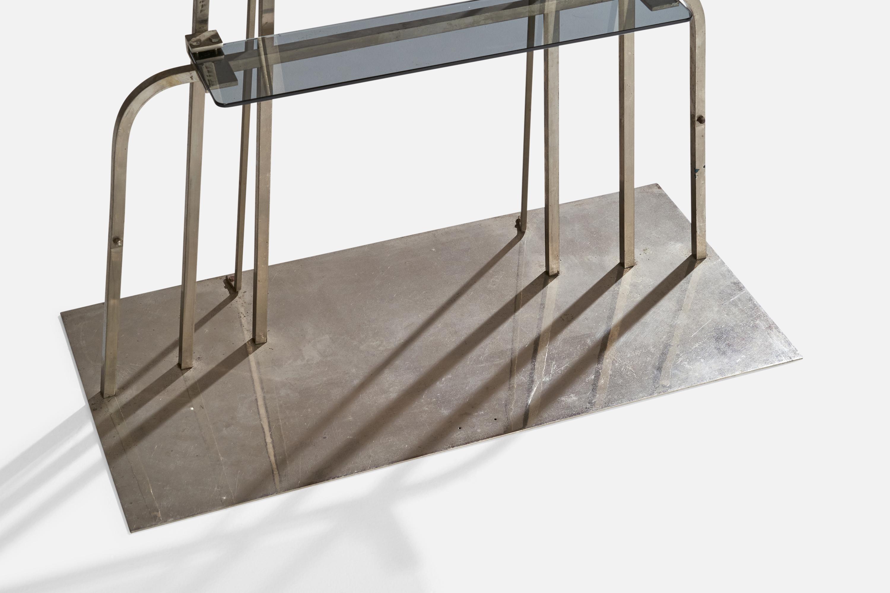 Italiano Designer italiano, Etagere, metallo cromato, vetro, Italia, anni '40 in vendita