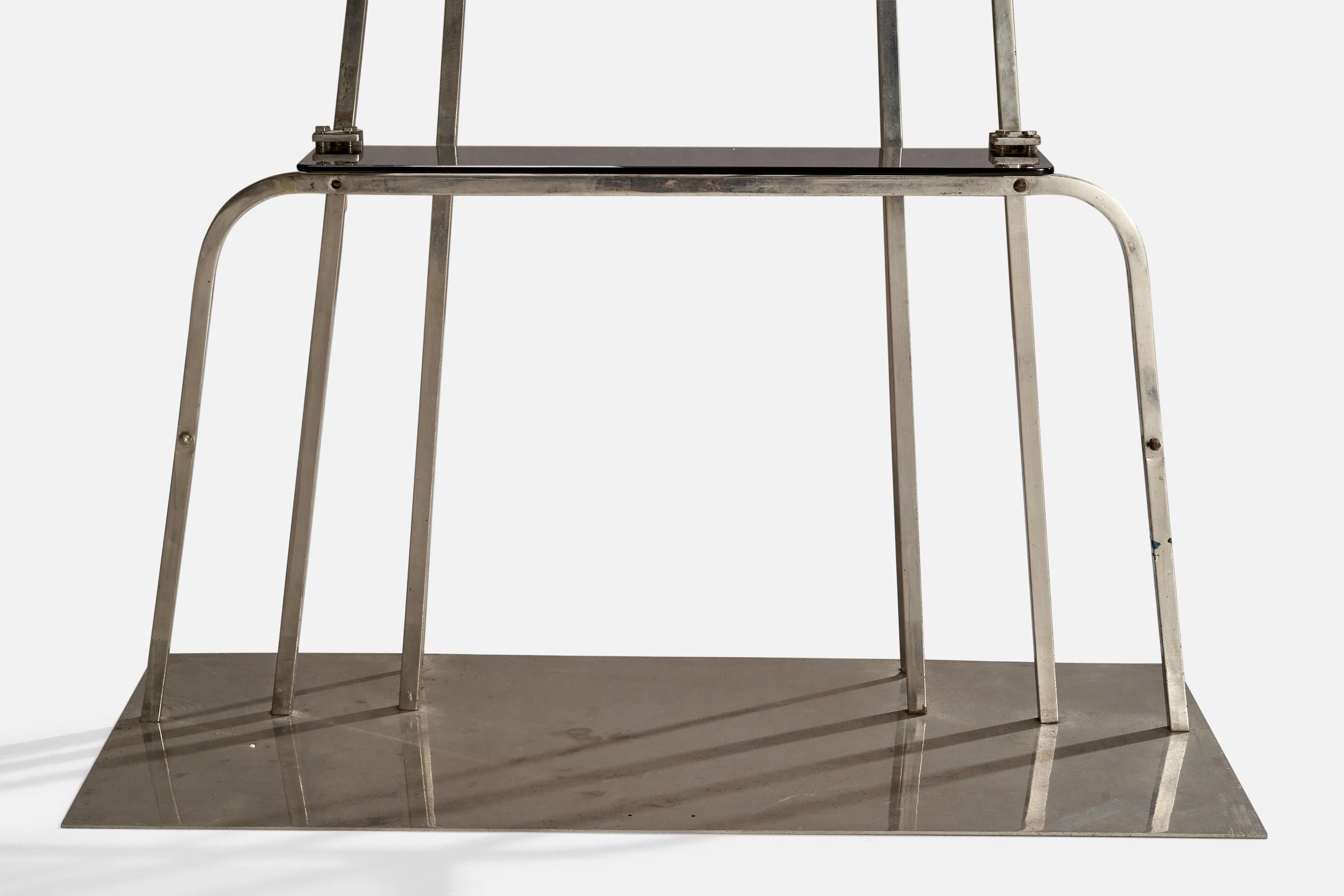 Designer italiano, Etagere, metallo cromato, vetro, Italia, anni '40 In condizioni discrete in vendita a High Point, NC