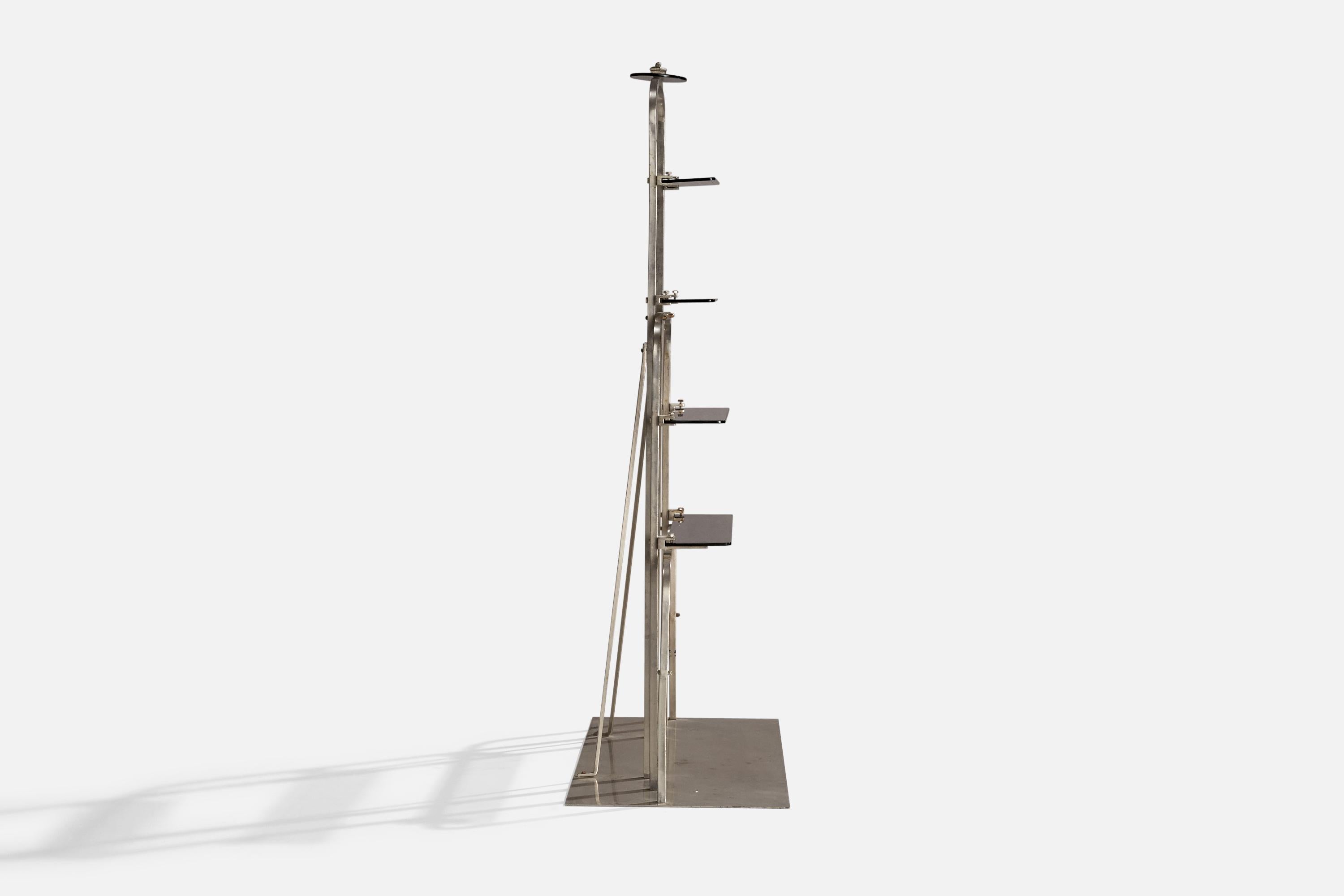 Metà XX secolo Designer italiano, Etagere, metallo cromato, vetro, Italia, anni '40 in vendita