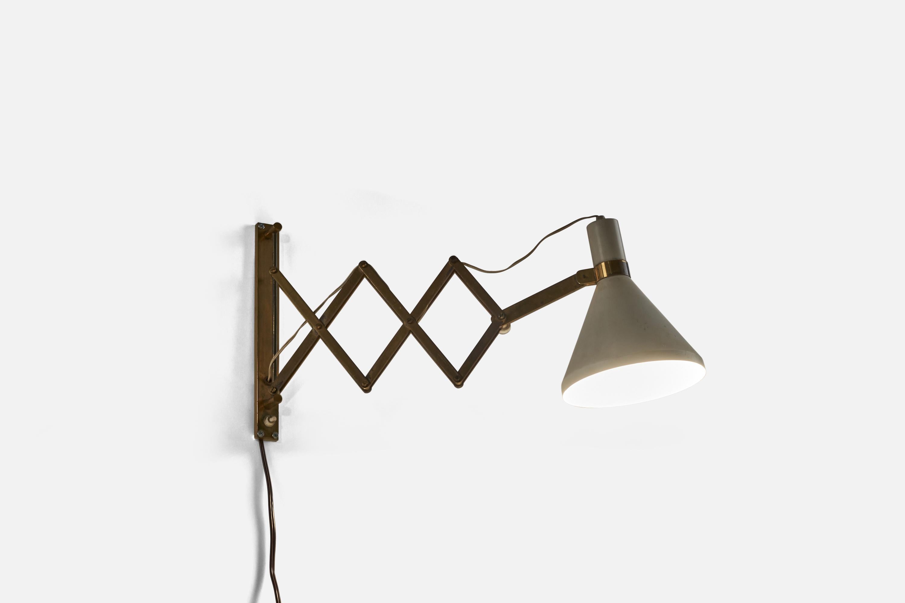 Mid-20th Century Italian Designer, Extendable / Scissor Wall Light, Brass, Metal, Italy, 1950s For Sale