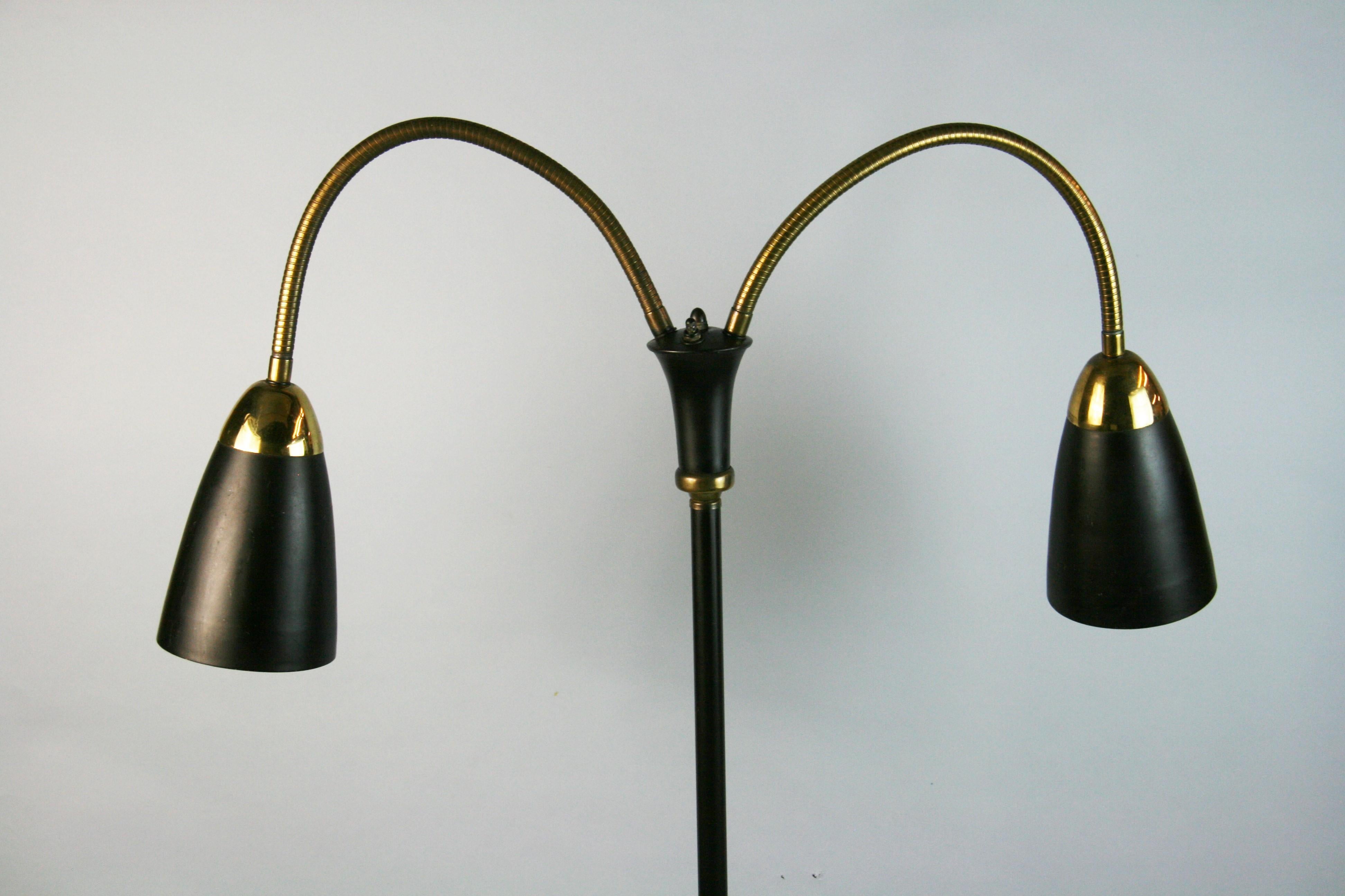 Lampada da terra a braccio flessibile in ottone e metallo di design italiano degli anni '50 In condizioni buone in vendita a Douglas Manor, NY