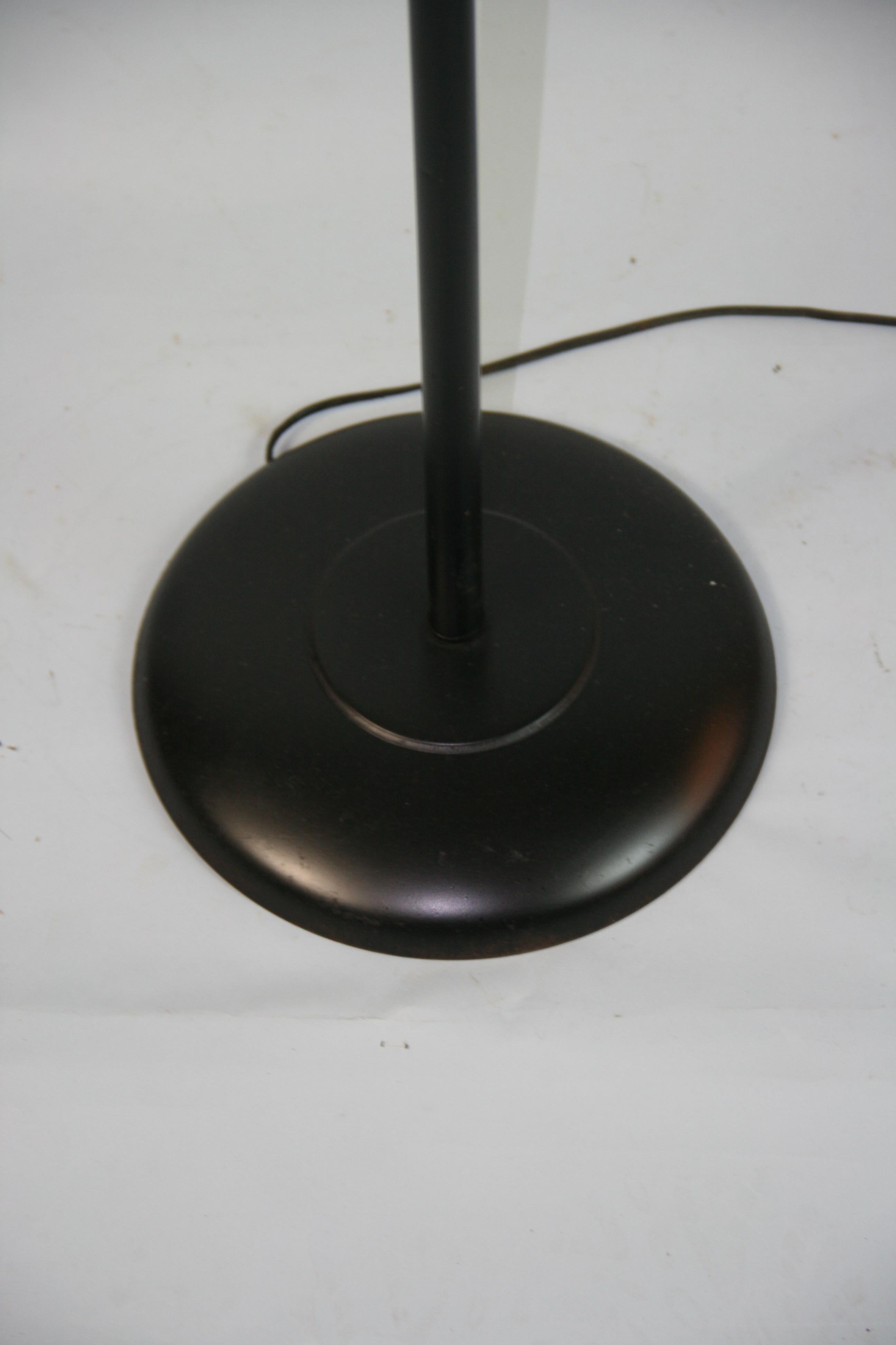 Lampada da terra a braccio flessibile in ottone e metallo di design italiano degli anni '50 in vendita 1