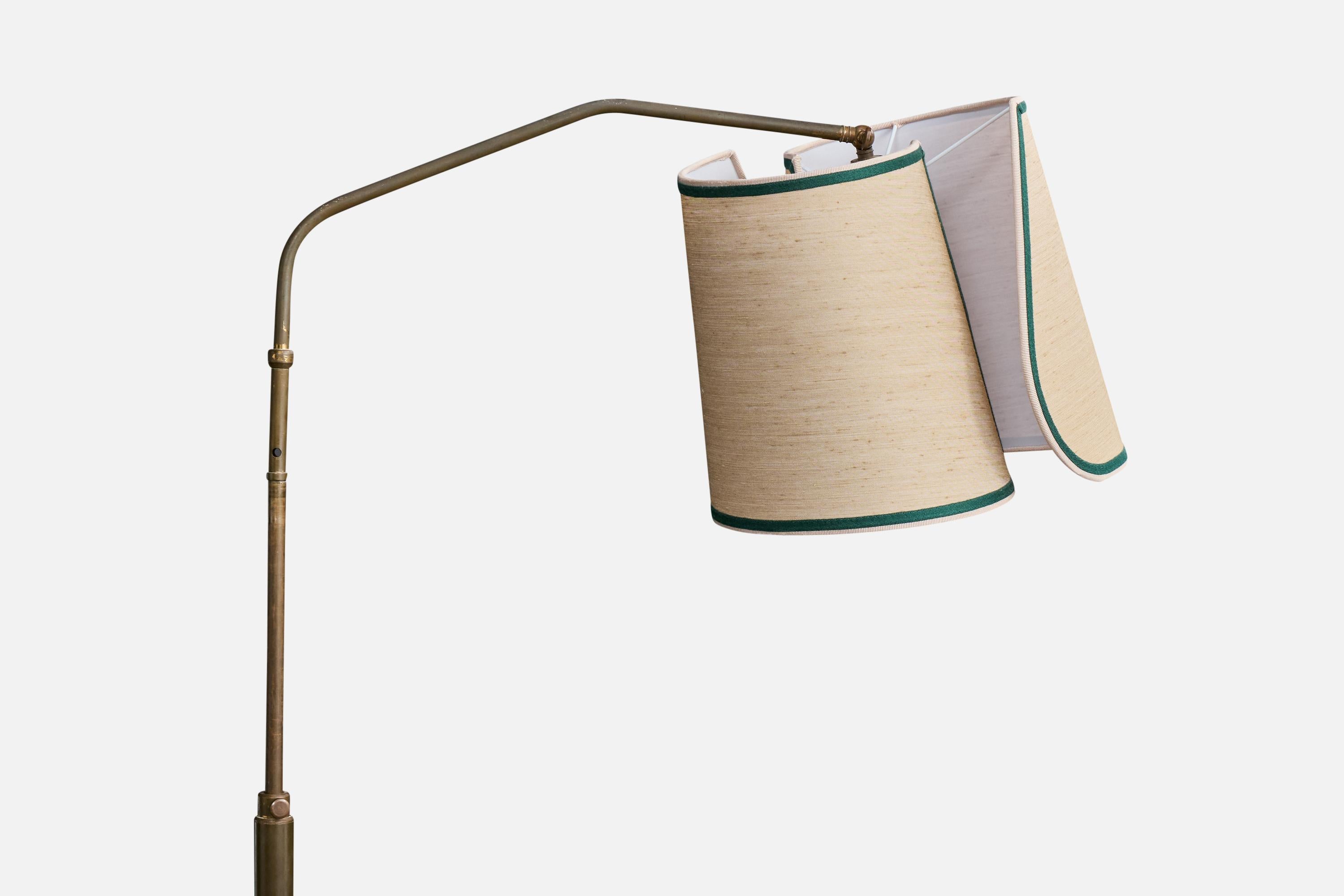 Mid-Century moderno Lampada da terra di design italiano, ottone, tessuto, Italia, anni '40 in vendita