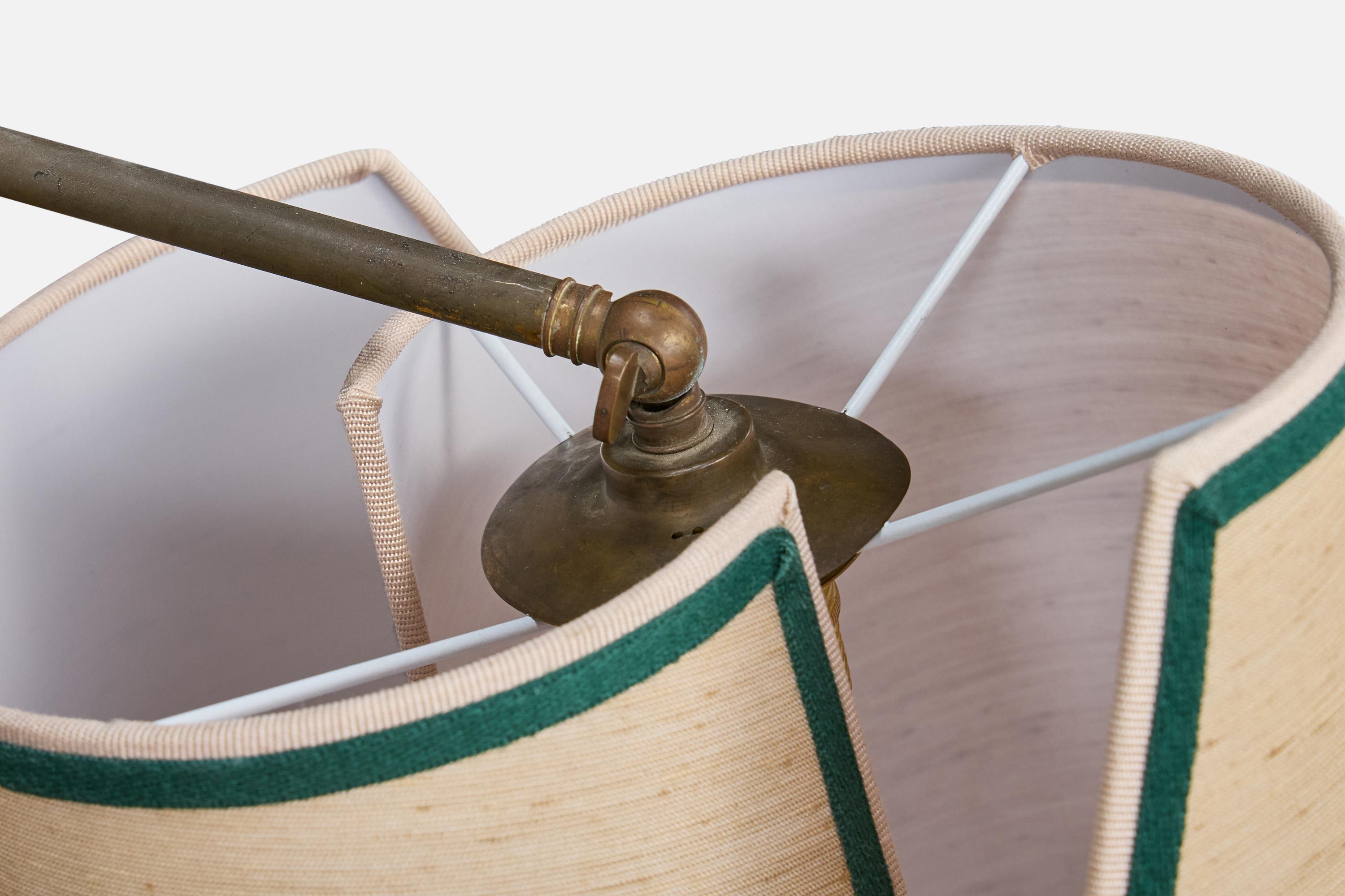 Lampada da terra di design italiano, ottone, tessuto, Italia, anni '40 In condizioni discrete in vendita a High Point, NC