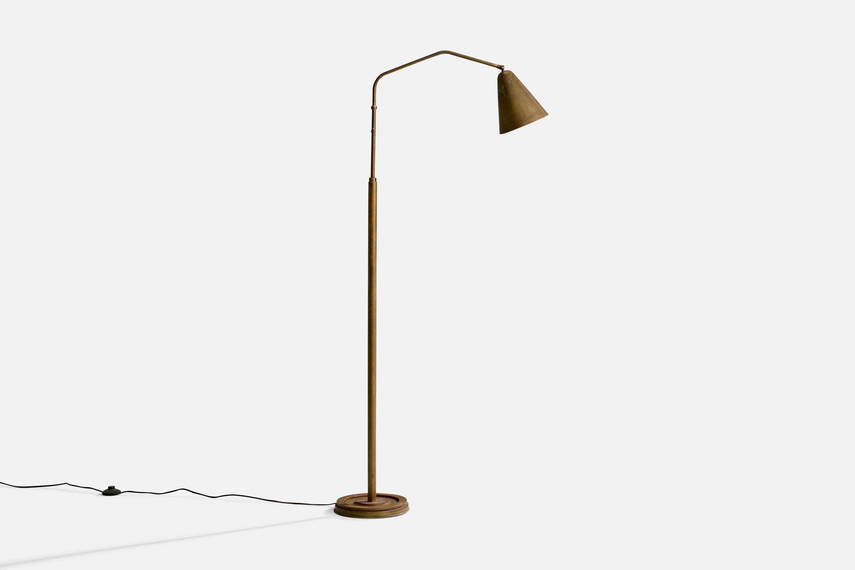 An adjustable brass floor lamp designed and produced in Italy, c. 1950s.

Overall Dimensions (inches): 63