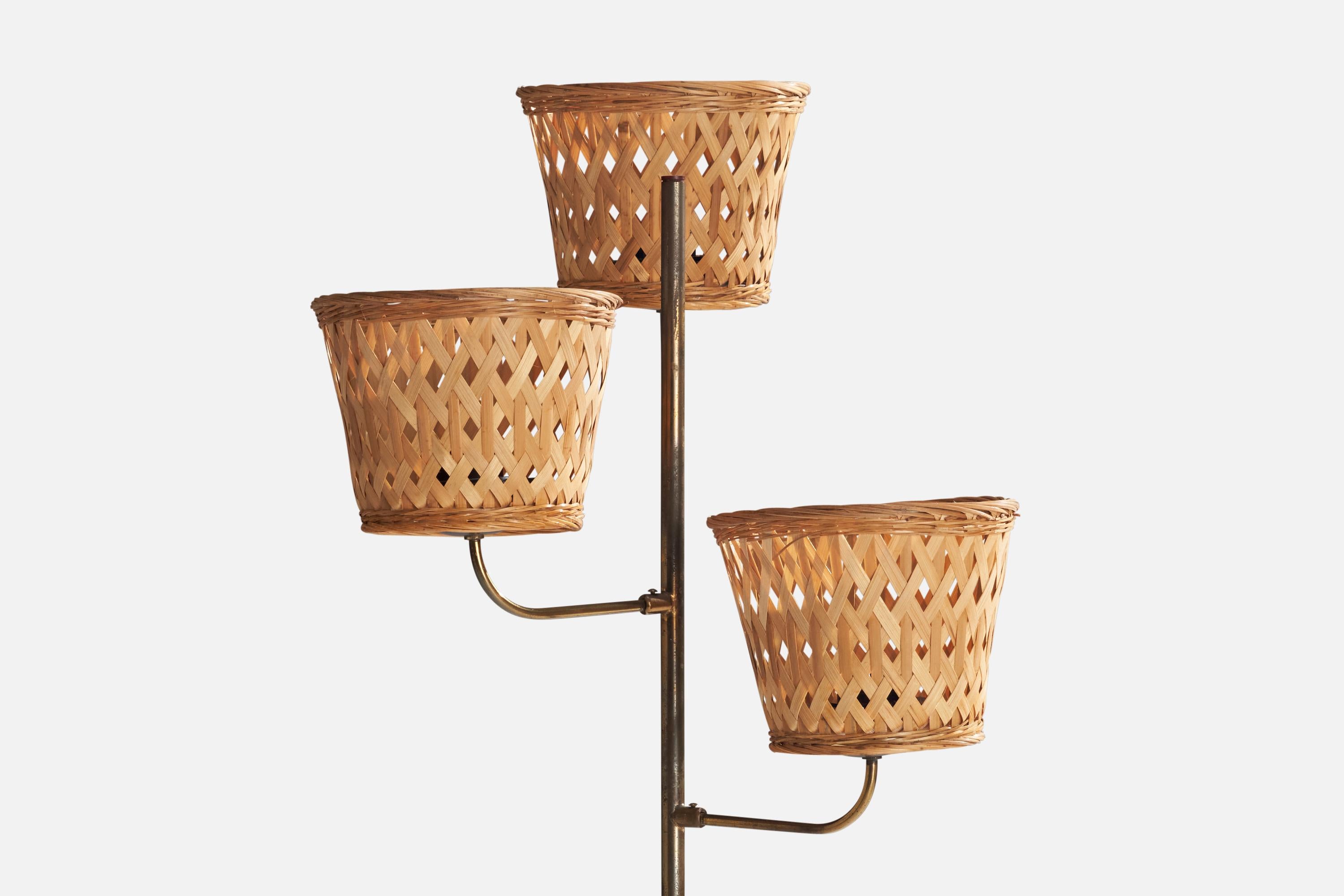 Designer italien, lampadaire, laiton, similicuir, rotin, Italie, années 1940 Bon état - En vente à High Point, NC